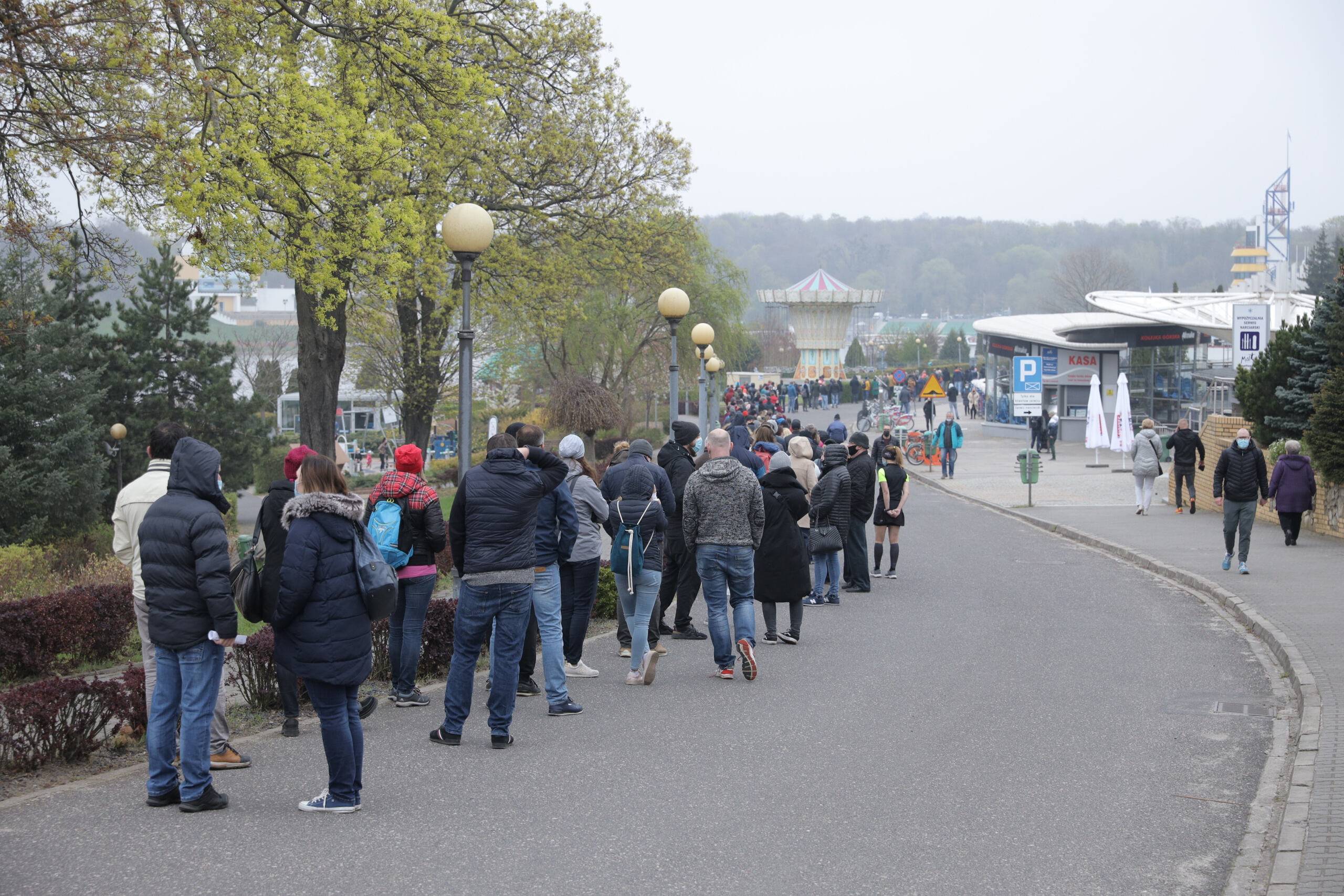 01.05.2021 Poznan ,  Kolejka do mobilnego punktu szczepien przy Torze Regatowym Malta . Szczepienie .  Epidemia Covid-19 , koronawirus .
Fot. Lukasz Cynalewski / Agencja Gazeta