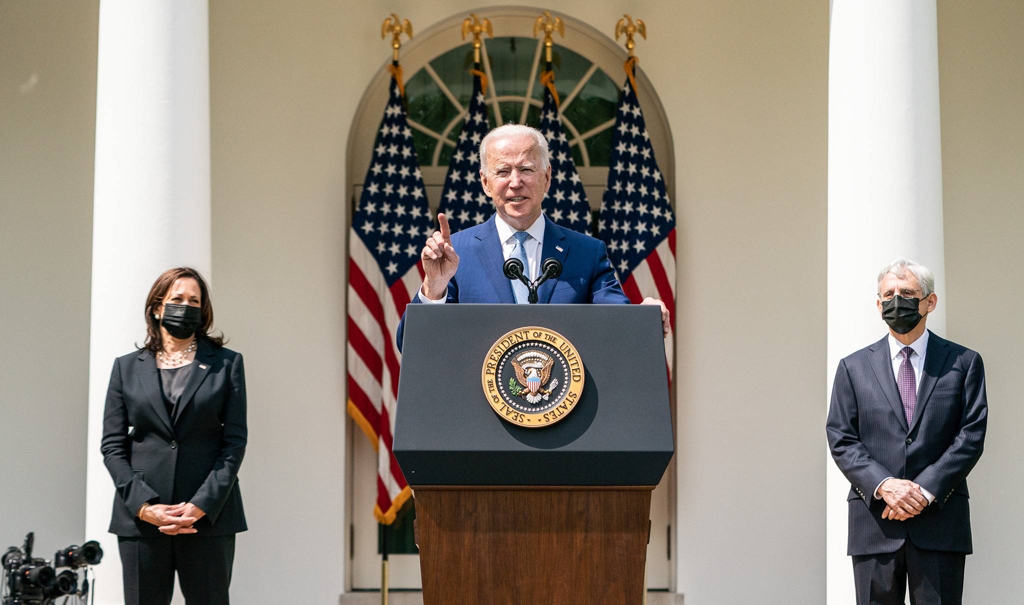 Joe Biden przemawia z mównicy