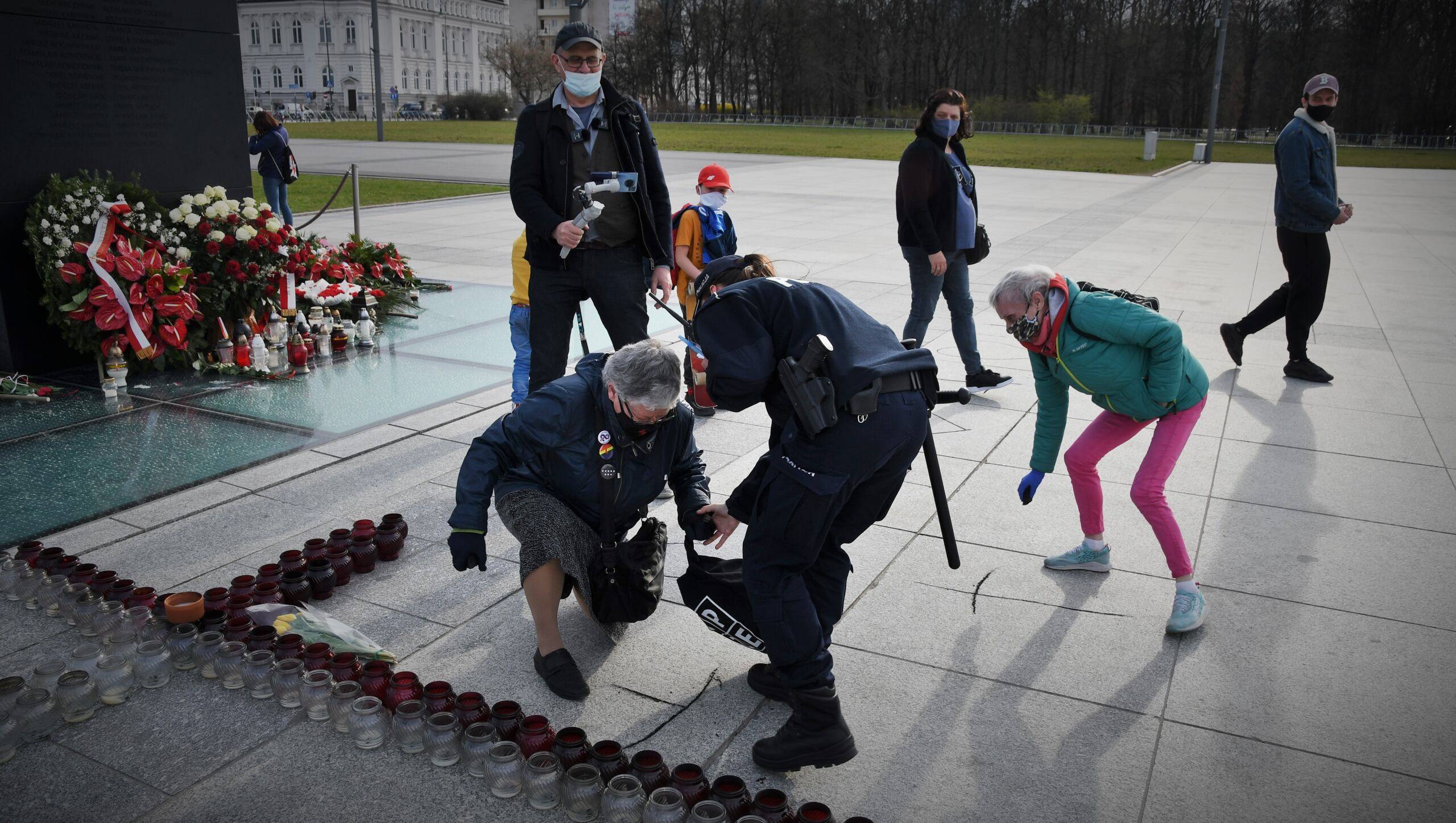 Krzyże i serca na pl. Piłudskiego; babcia Kasia; 11.04.2021