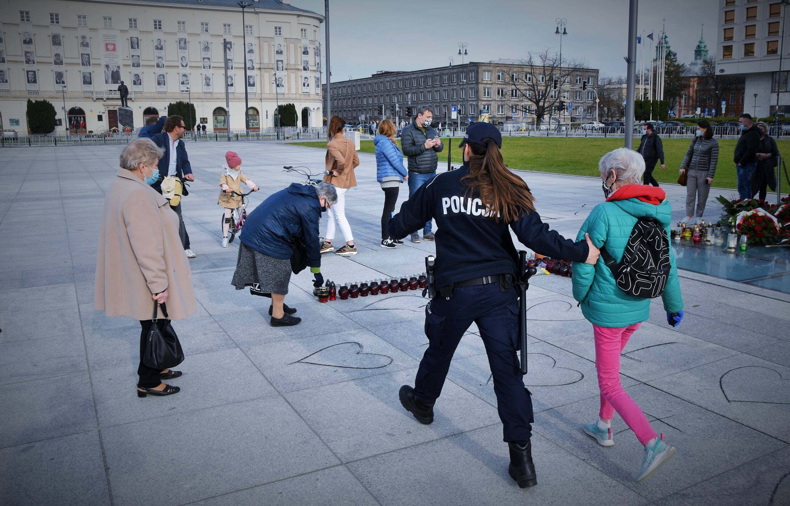 Krzyże i serca na pl. Piłudskiego; babcia Kasia; 11.04.2021