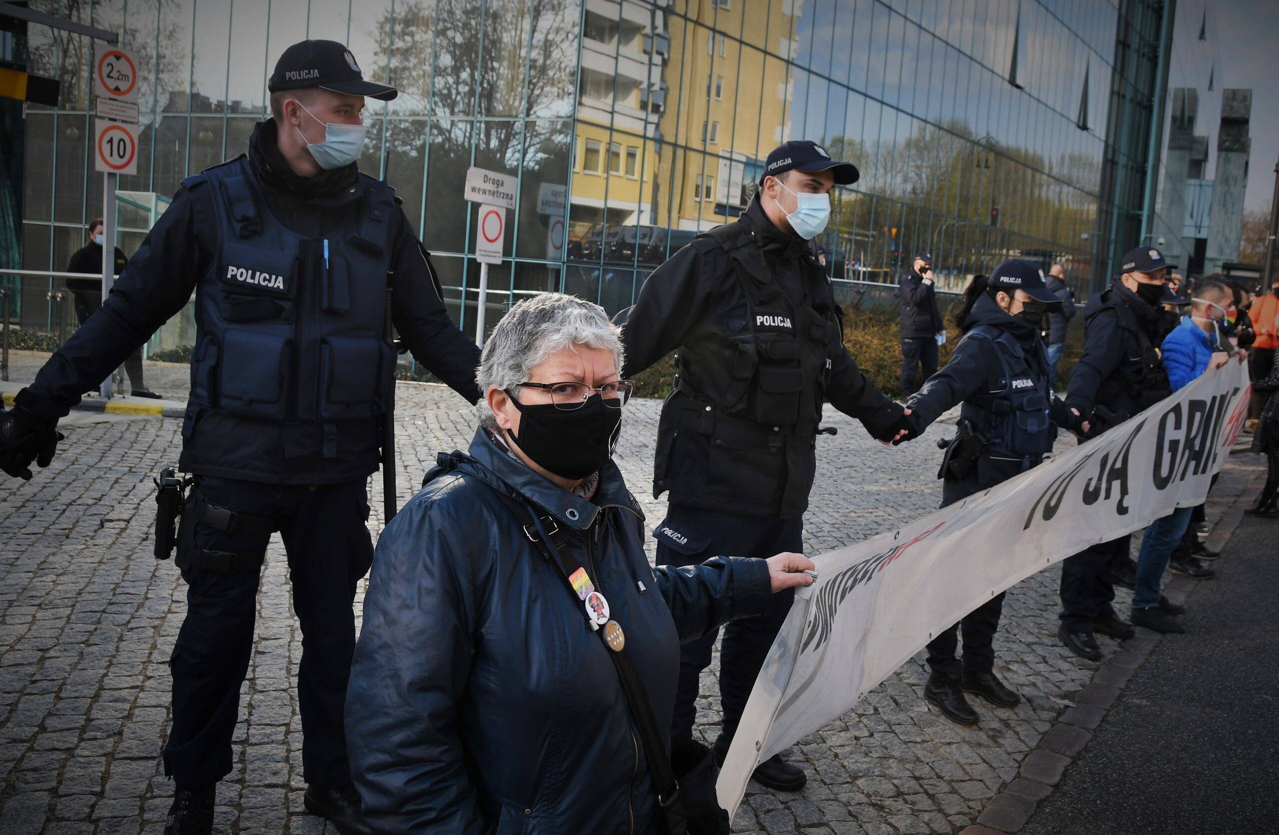 21.04.2021, zatrzymanie Babci Kasi po proteście pod SN w obronie Tulei