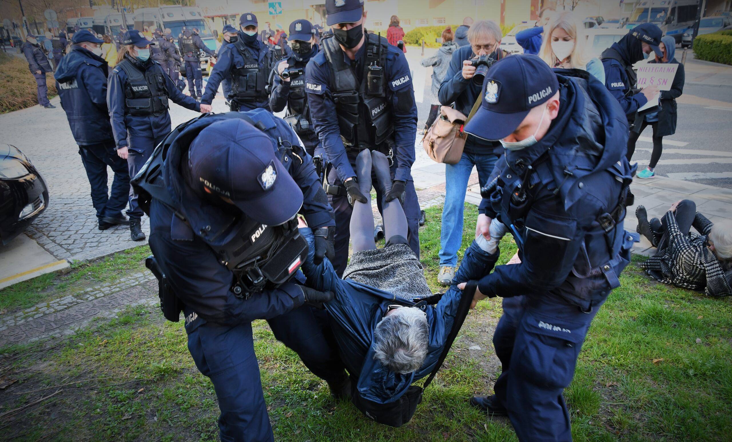 21.04.2021, zatrzymanie Babci Kasi po proteście pod SN w obronie Tulei