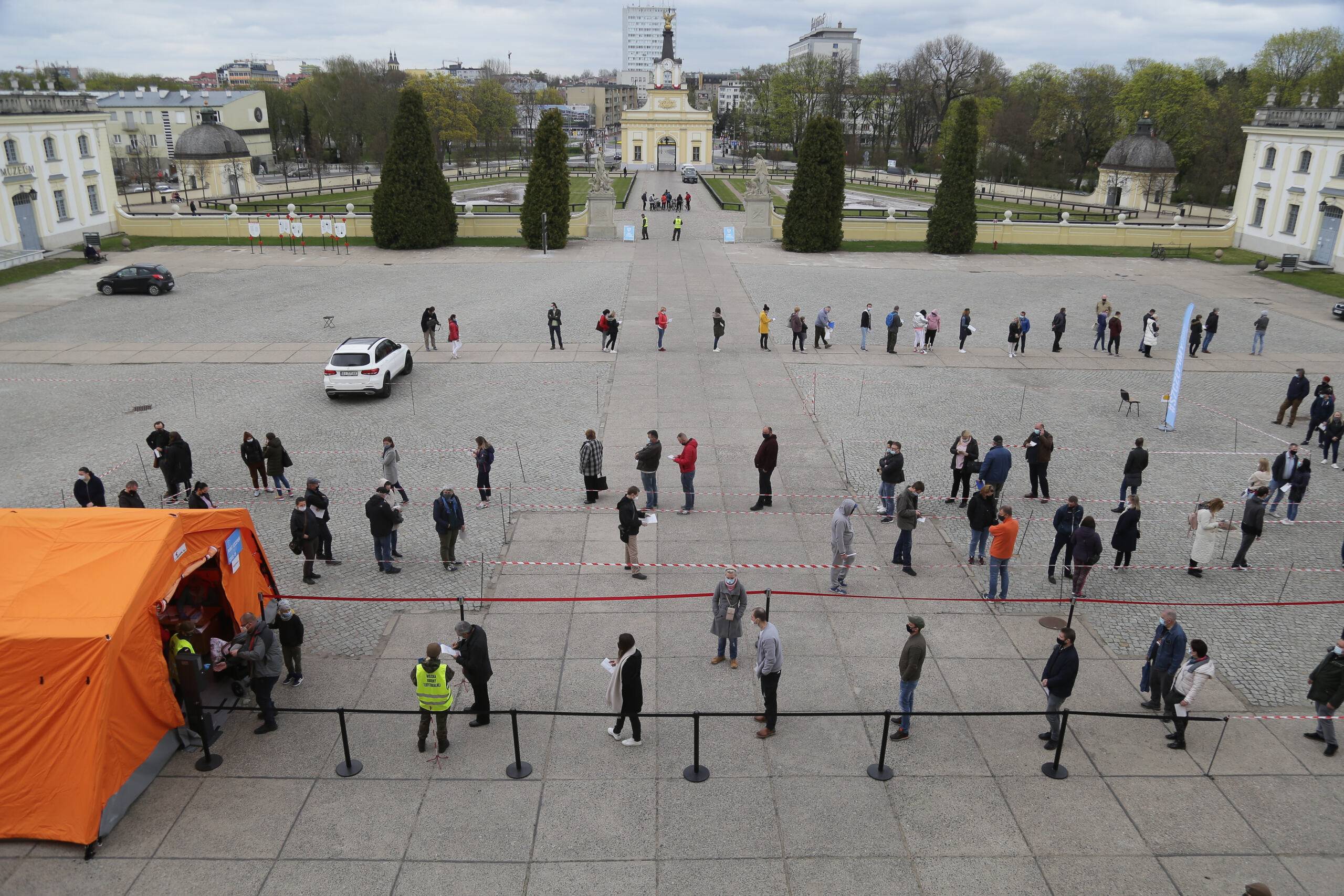 01.05.2021  Bialystok . Akcja " Zaszczep sie w majowke ". Punkt Szczepien Masowych przeciwko Covid-19 na placu przed Palacem Branickich . Szczepionka Johnson &amp; Johnson .
Fot. Agnieszka Sadowska / Agencja Gazeta *** Local Caption *** .