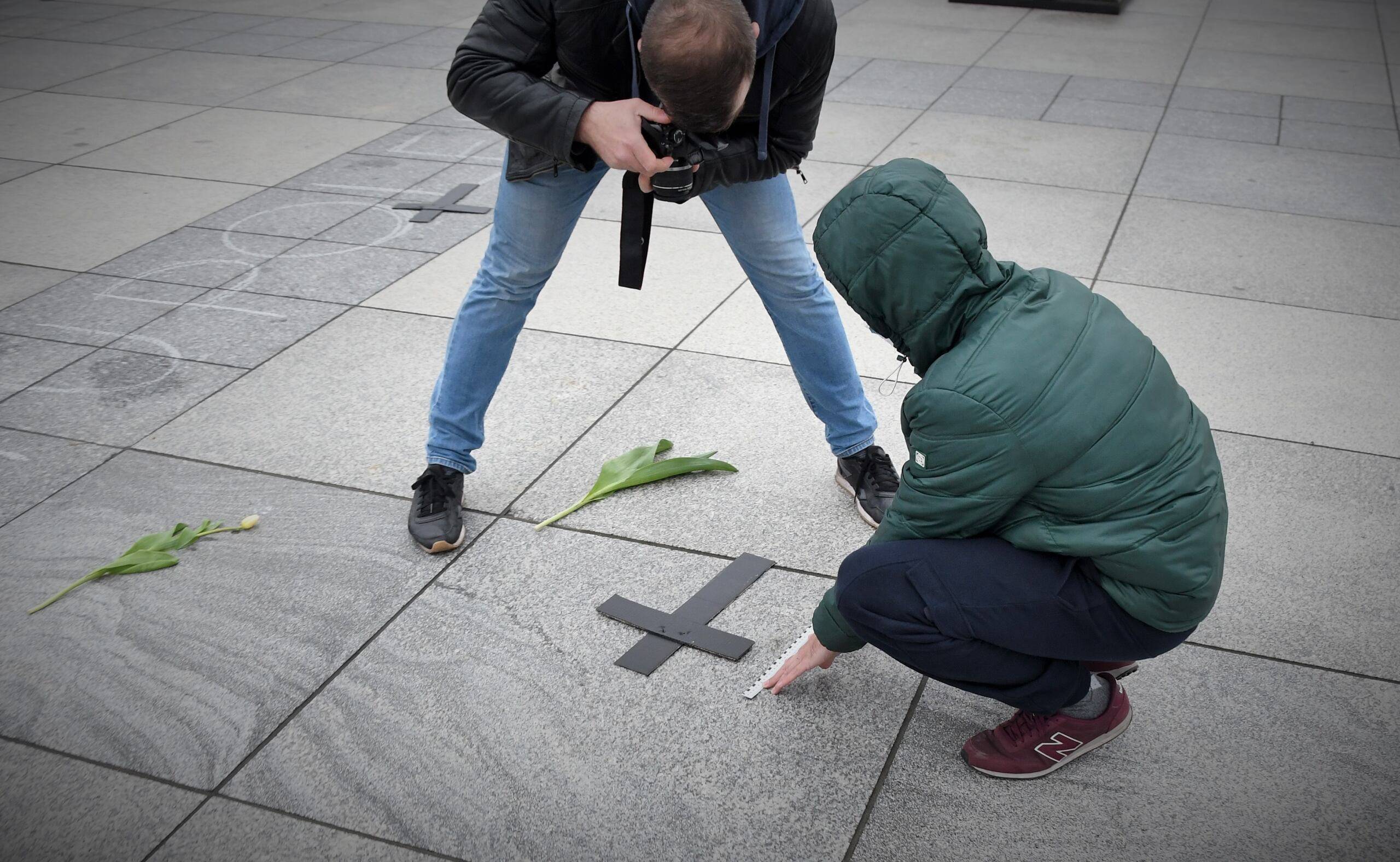 Kwiaty i krzyże na placu Piłsudskiego 02.05.2021