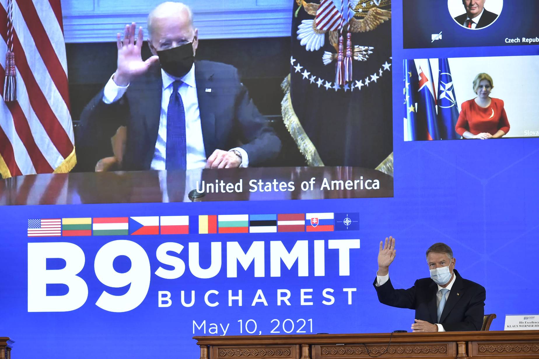 Prezydent Biden na wielkim ekranie przemawia online do uczestników szczytu B9 w Bukareszcie