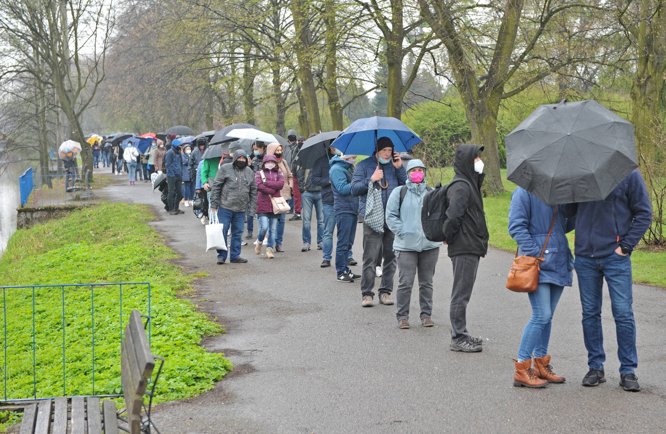 01.05.2021 Chorzow , Park Slaski . Zaszczep sie w majowke . Mobilny punkt szczepien Covid - 19 , kolejka chetnych do szczepienia .
Fot. Anna Lewanska / Agencja Gazeta