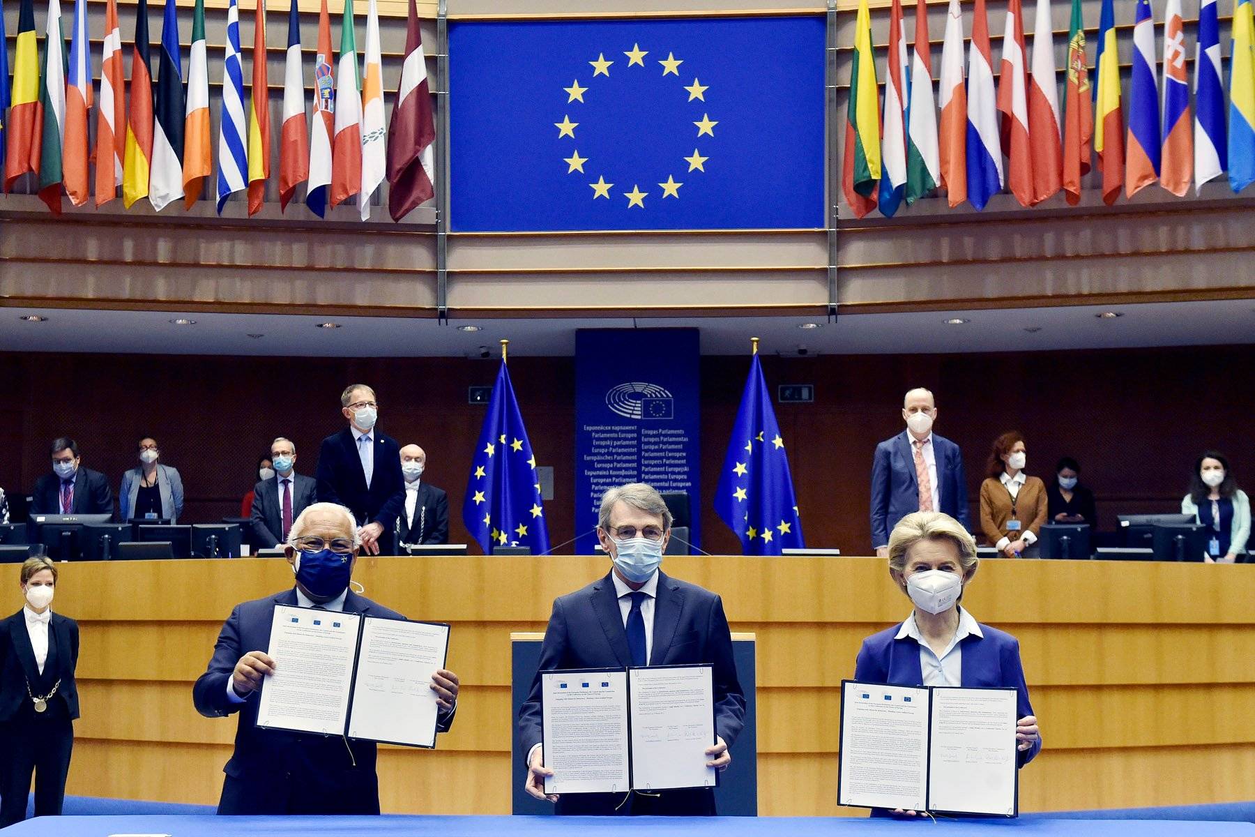 Szefowie Komisji, Parlamentu u prezydencji stoją z deklaracjami o otwarciu konferencji o przyszłości UE