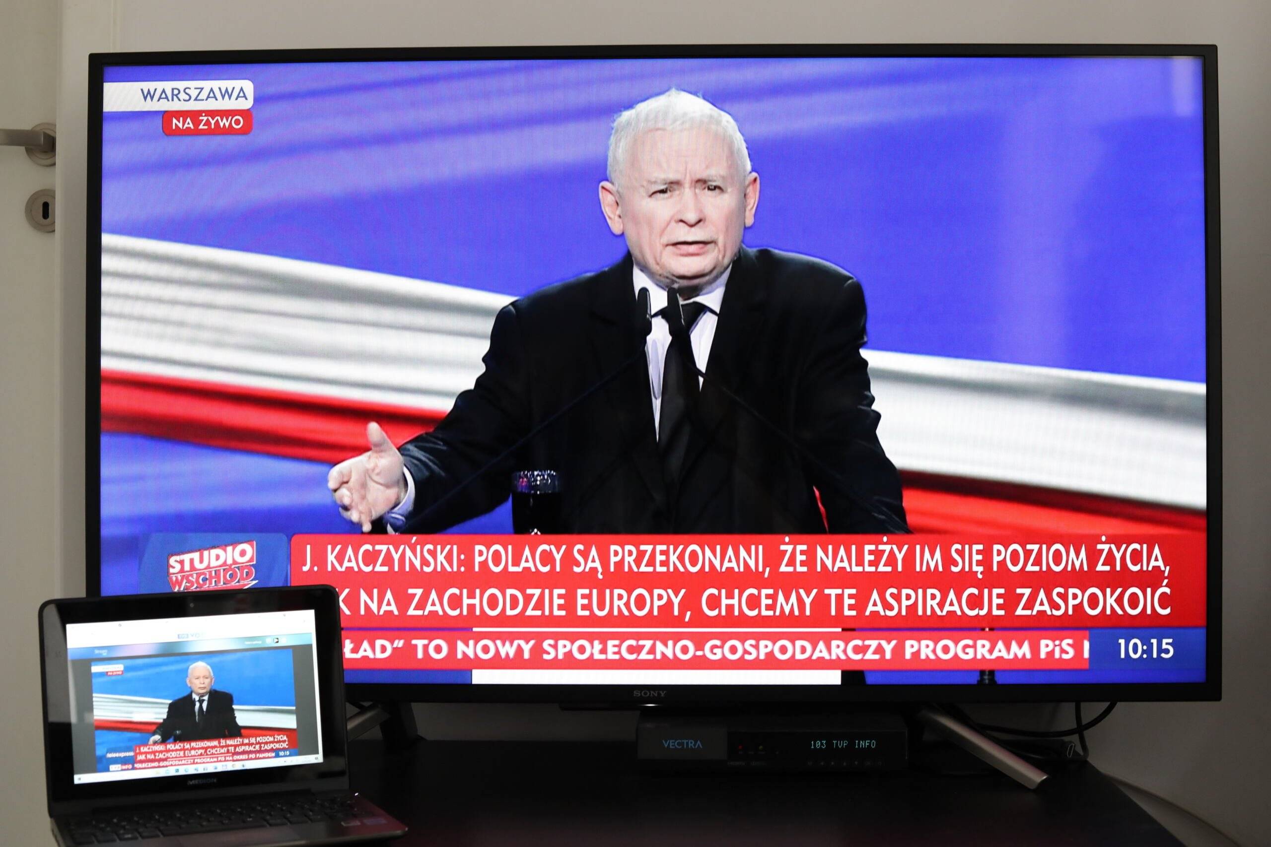 Jarosław Kaczyński na ekranie telewizora, transmisja z prezentacji Polskiego Ładu