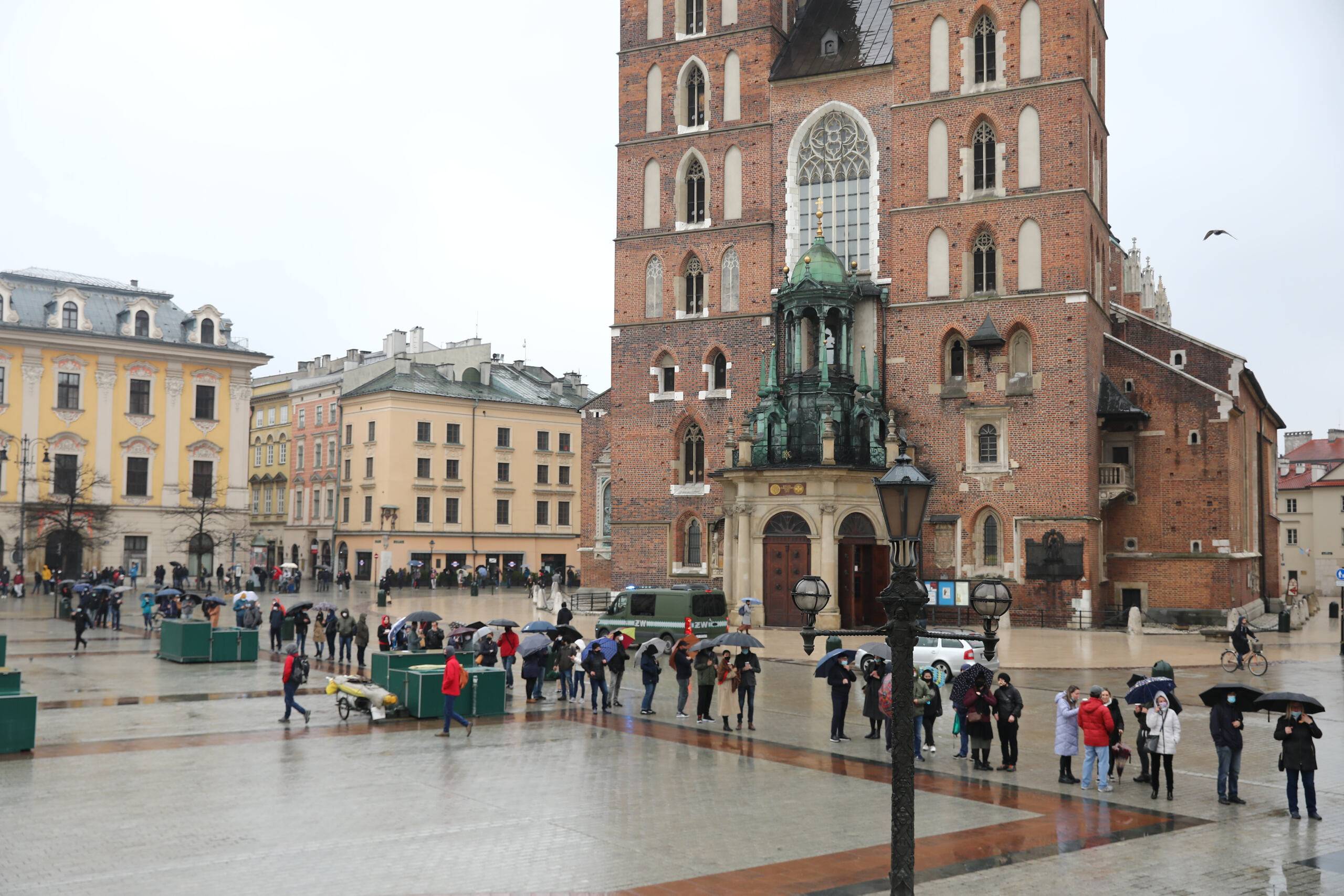 01.05.2021 Krakow , Rynek Glowny . Punkt szczepien przeciwko covid-19 dzialajacy podczas weekendu majowego . Fot. Jakub Porzycki / Agencja Gazeta