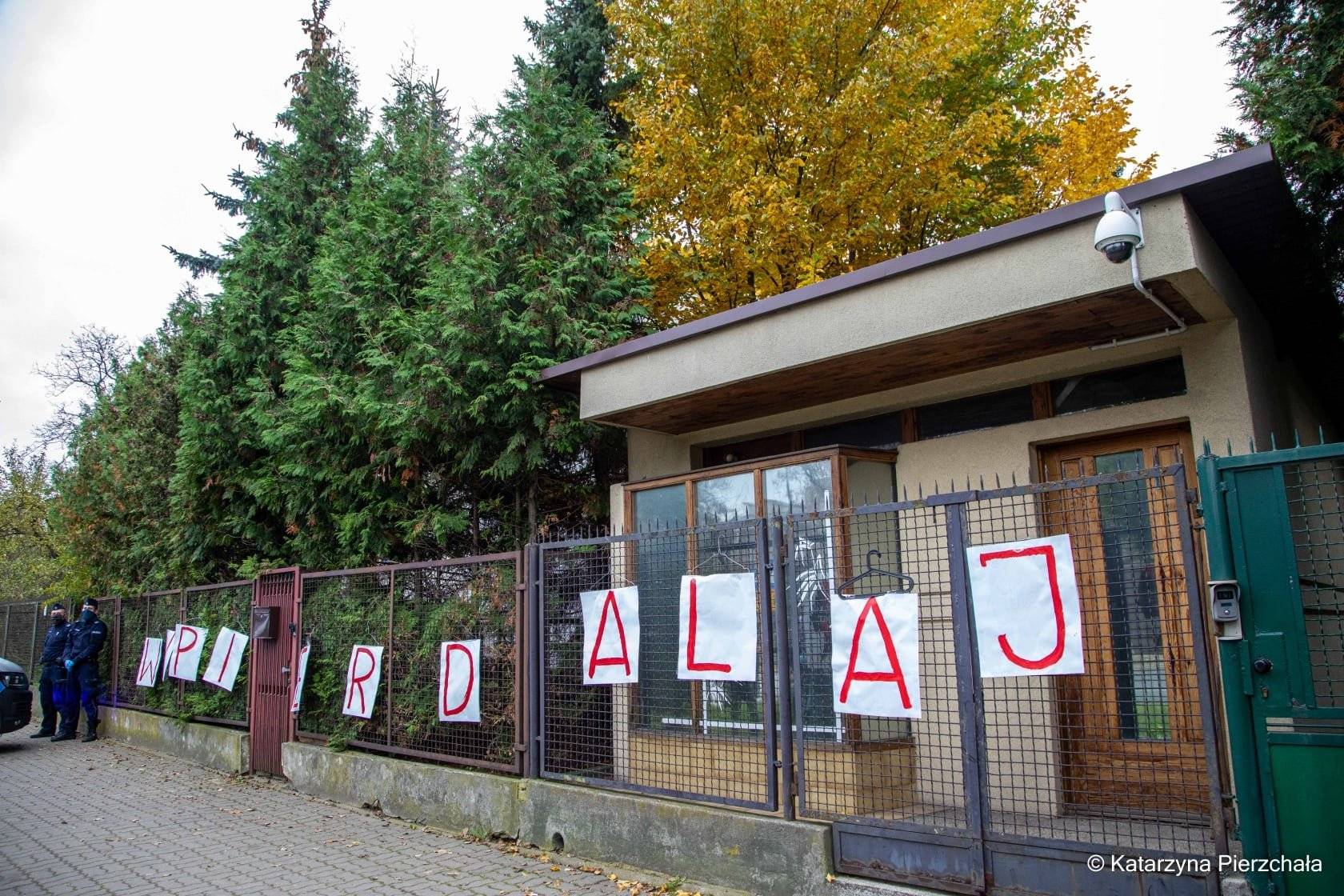 hasło „Wypierdalaj" przed ogrodzeniem domu Jarosława Kaczyńskiego