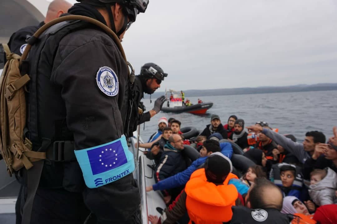 Grafika do artykułu Kto strzeże strażników? Frontex łamie prawa człowieka na granicach, liderzy UE przymykają oko