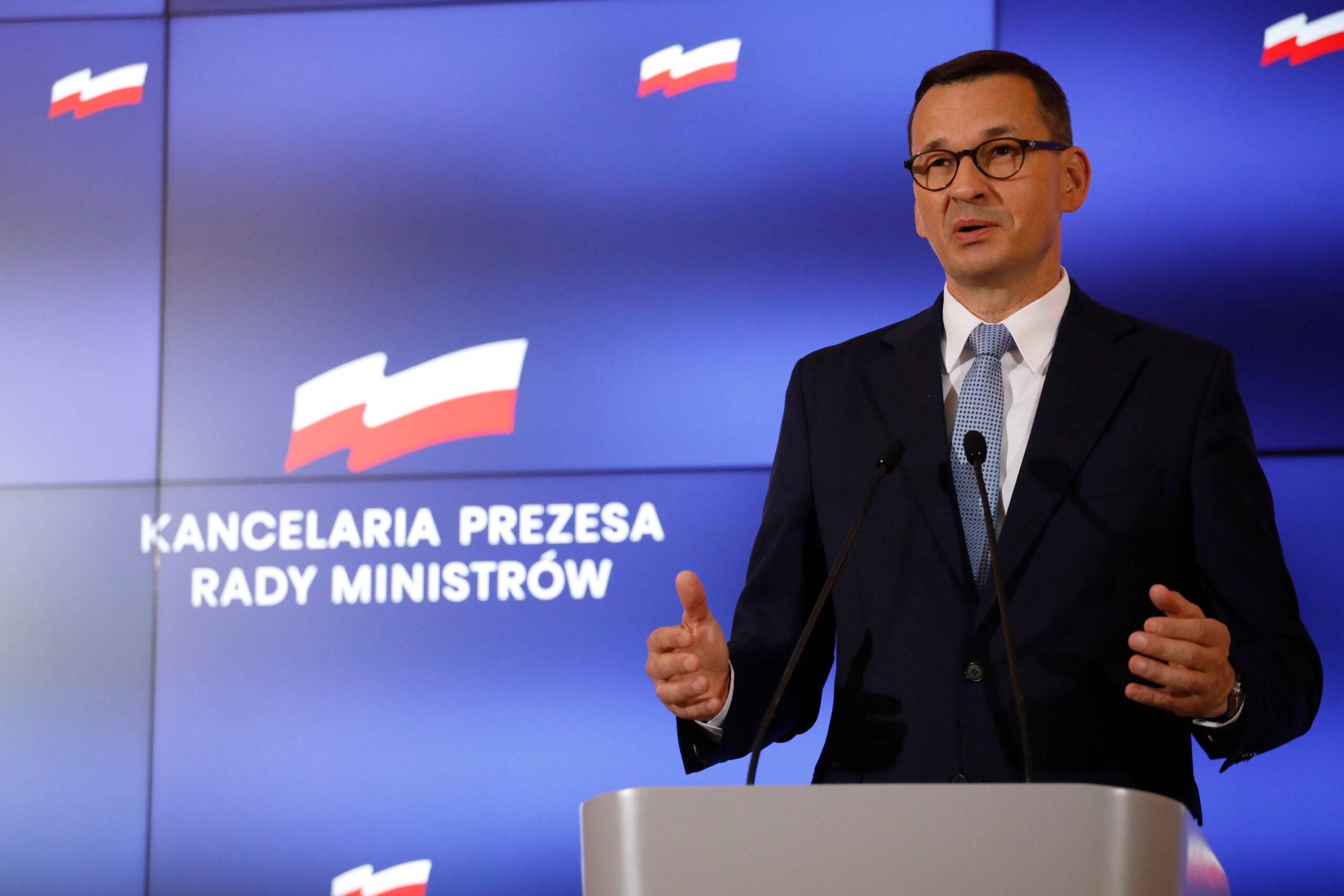 Mateusz Morawiecki przemawia na tle logo Kancelarii Premiera RP
