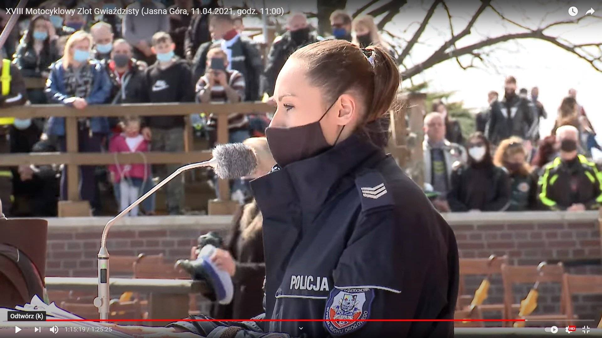 Policjantka przemawia na motocyklowym zlocie gwiaździstym na Jasnej Górze