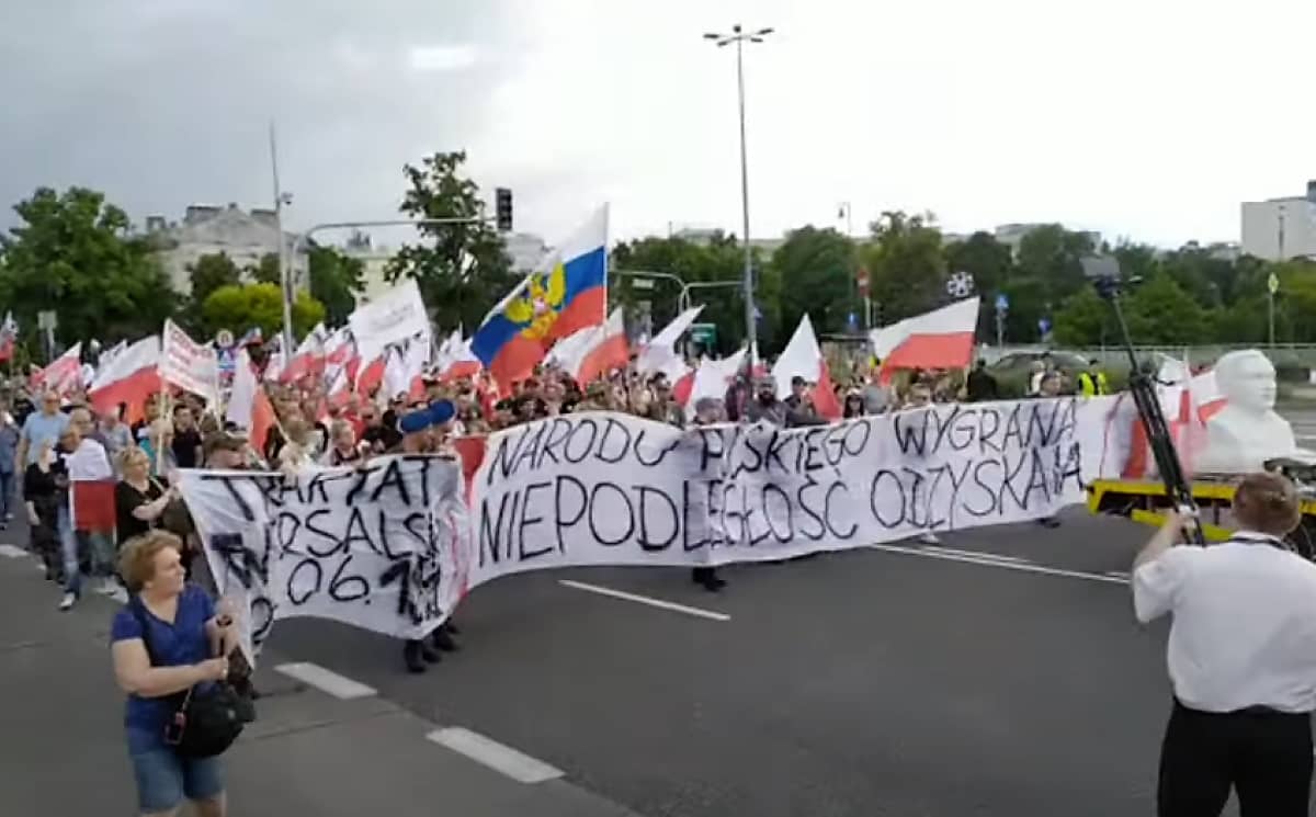 Marsz Dmowskiego z rosyjską flagą