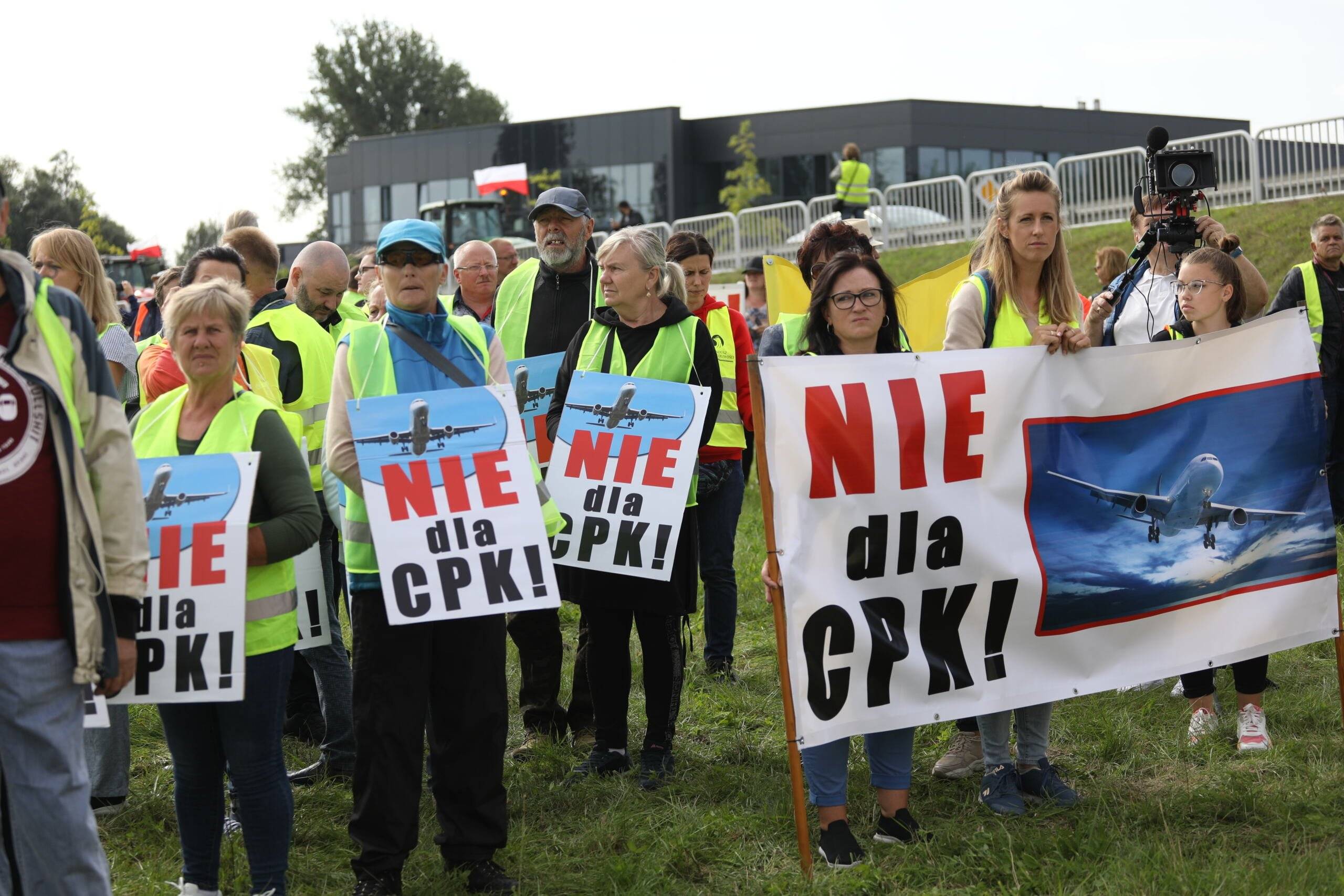 Protestujący mieszkańcy Wiskitek z banerami „Nie dla CPK"