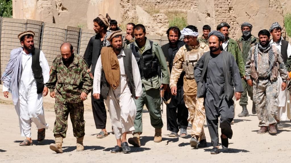 idąca grupa taliboów