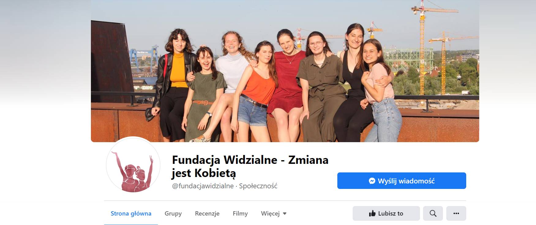 Winieta strony na Facebooku ze zdjęciem młodych kobiet na tle dźwigów stoczniowych