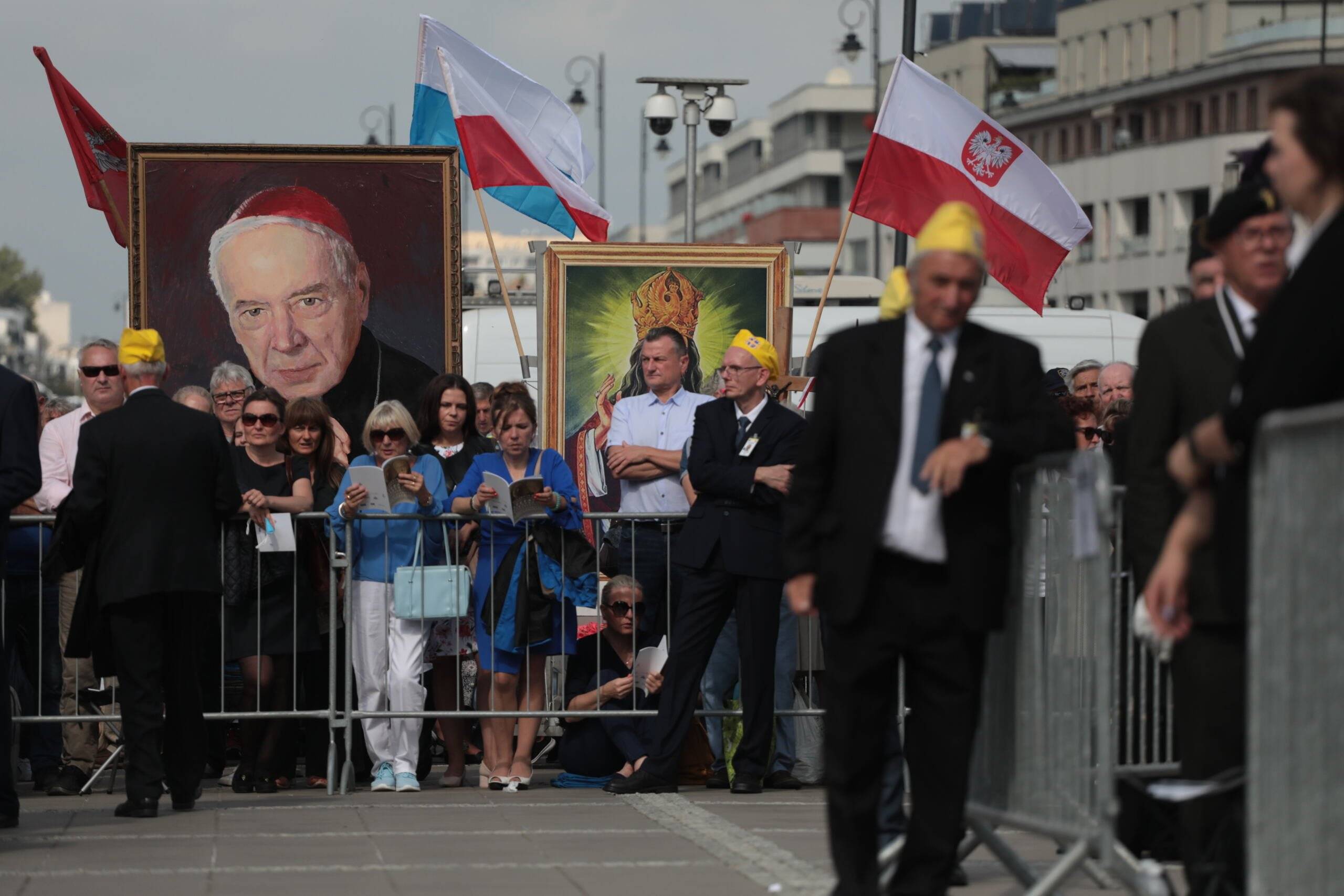 Baner z podobizną Stefana Wyszyńskiego przed światynia opatrzności w Wilanowie