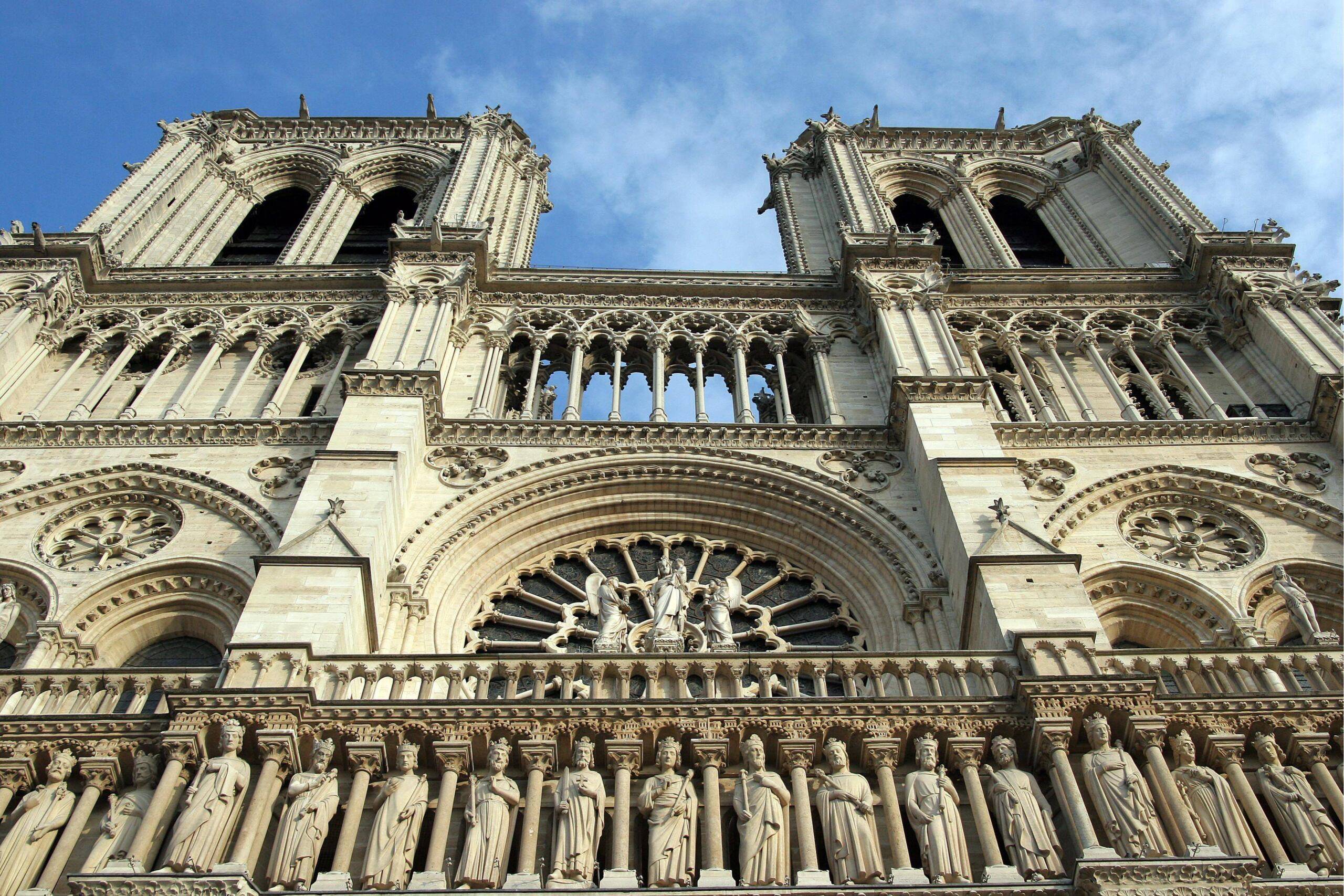 Katedra Notre Dame z dołu