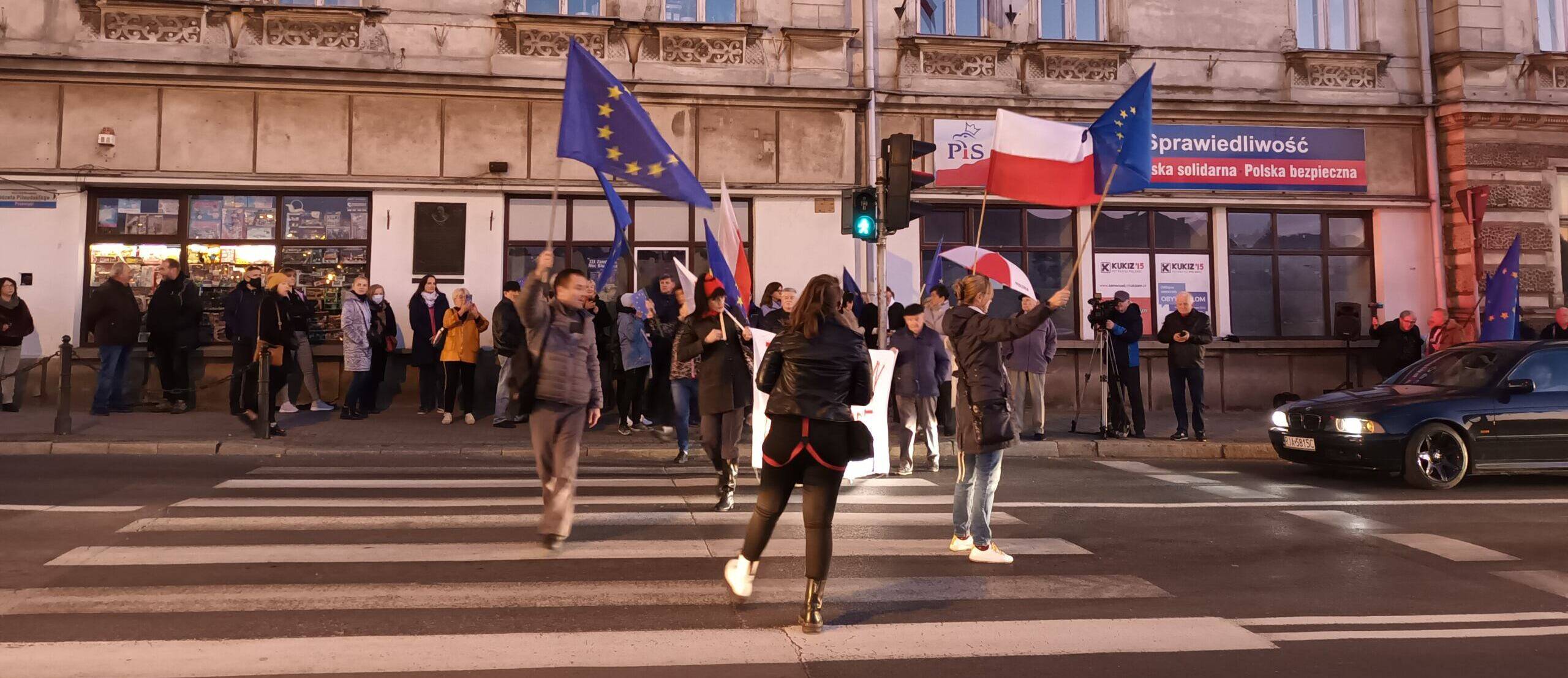 Zdjęcie: ludzie zdemonstrują z flagami Polski i UE