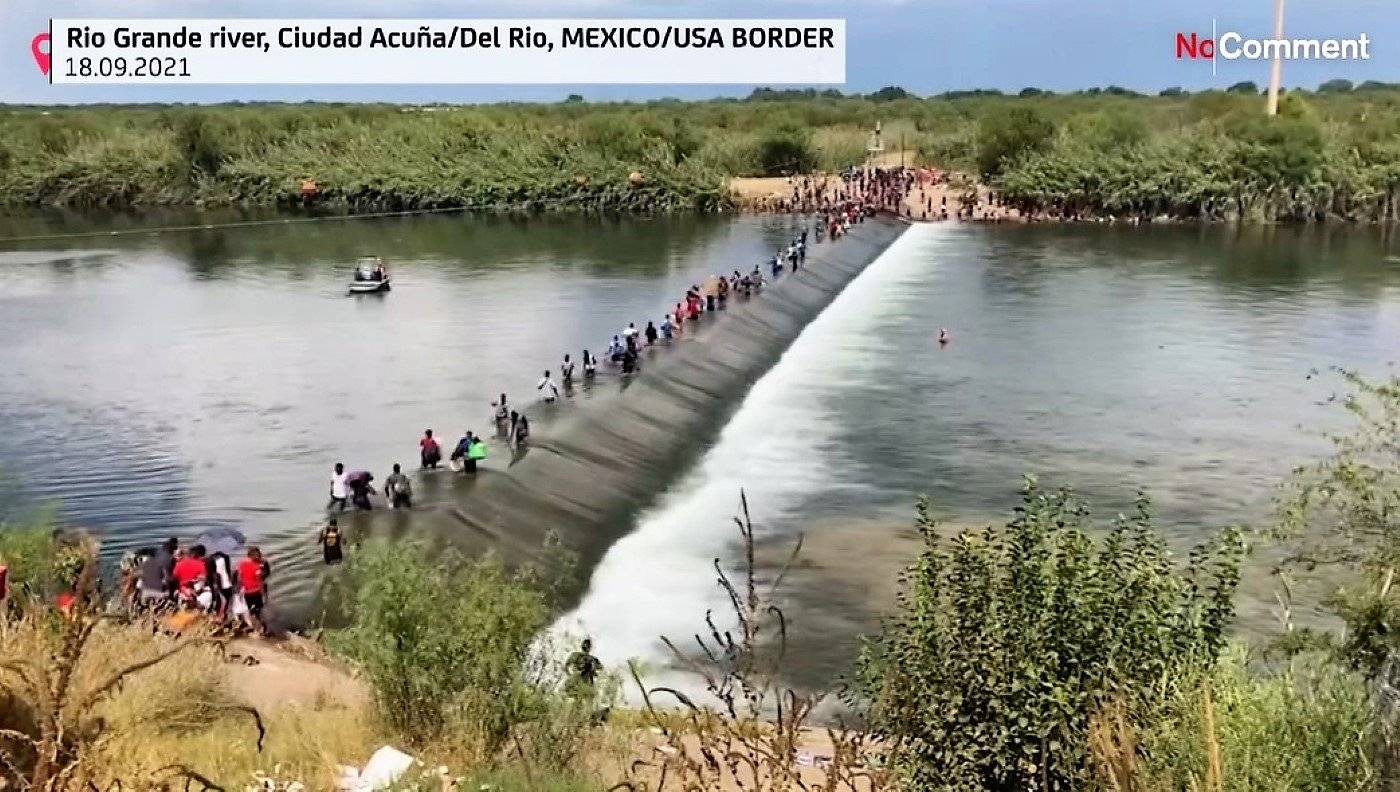 Migranci przekraczają Rio Grande z Meksyku do USA
