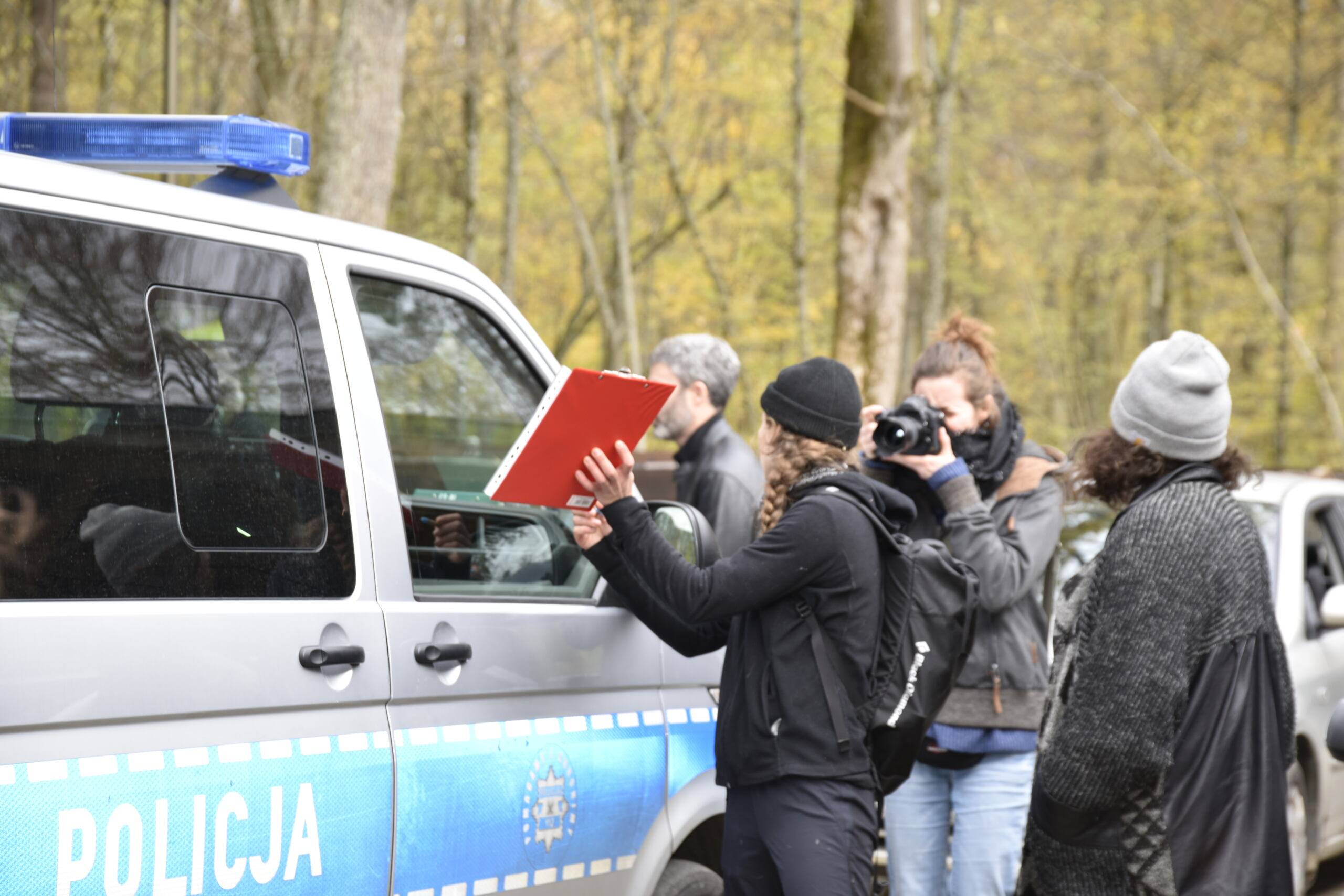 Aktywistka próbuje przekazać pełnomocnictwo imigrantom z Iraku.