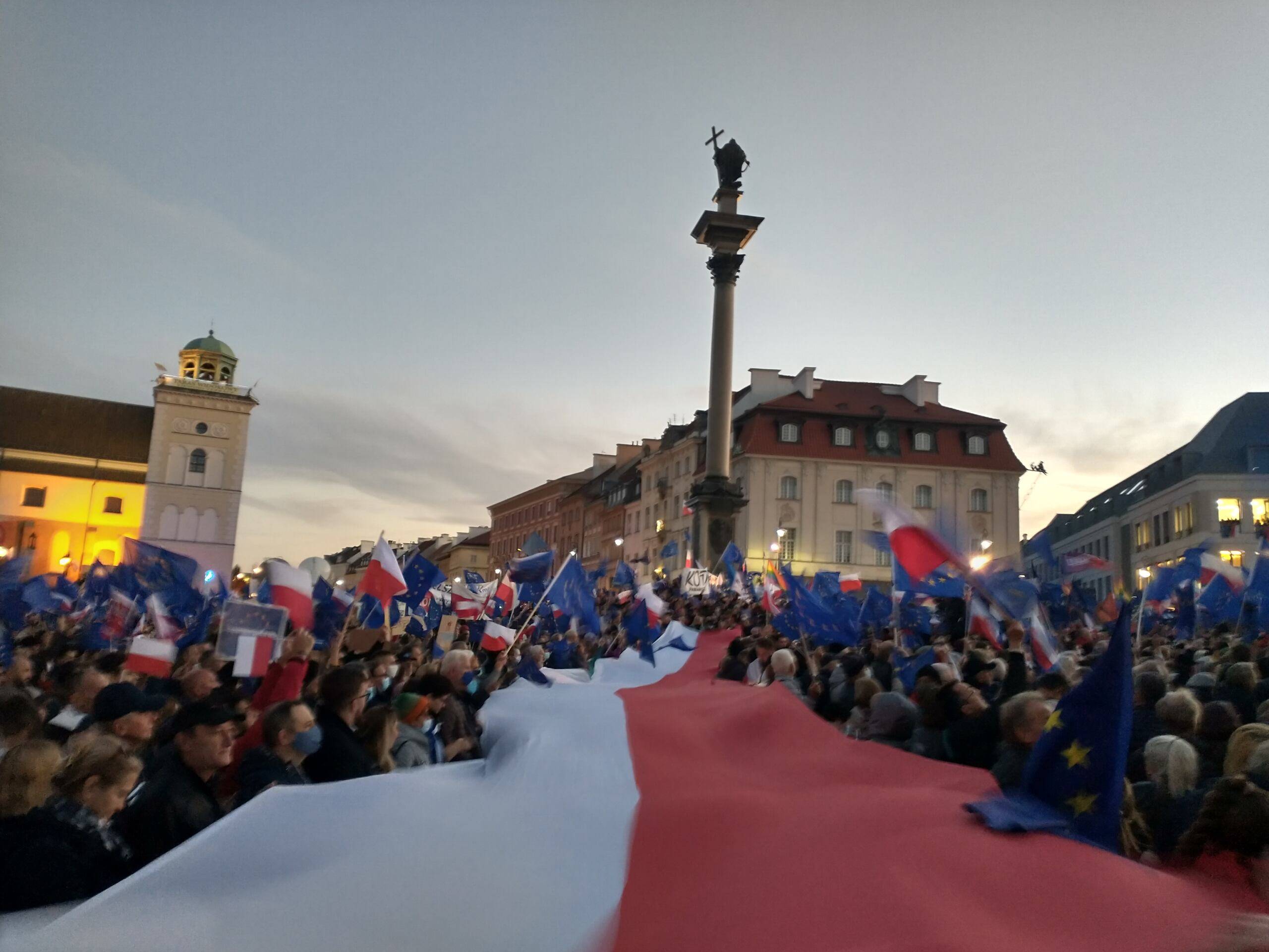 Manifestacja przeciwko polexitowi na pl. Zamkowym w Warszawie.