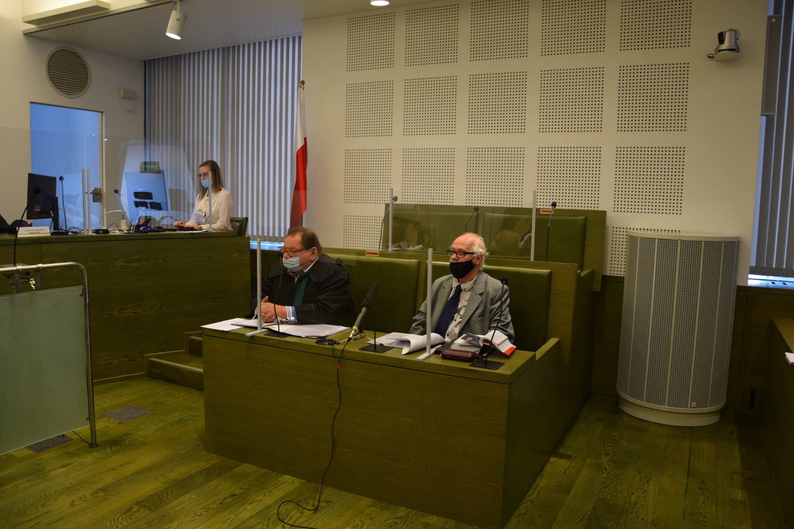 Prokurator Wojciech Sadrakuła (pierwszy z prawej) na rozprawie w nielegalnej Izbie Dyscyplinarnej z obrońcą adwokatem Ryszardem Kaliszem