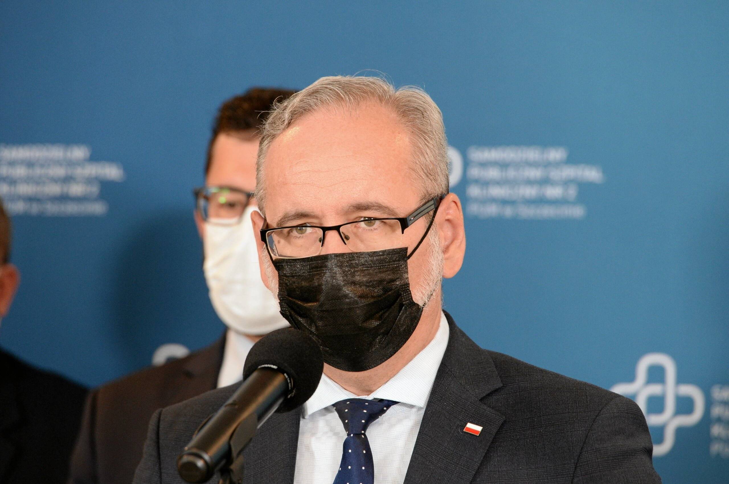Minister Adam Niedzielski w czarnej maseczce