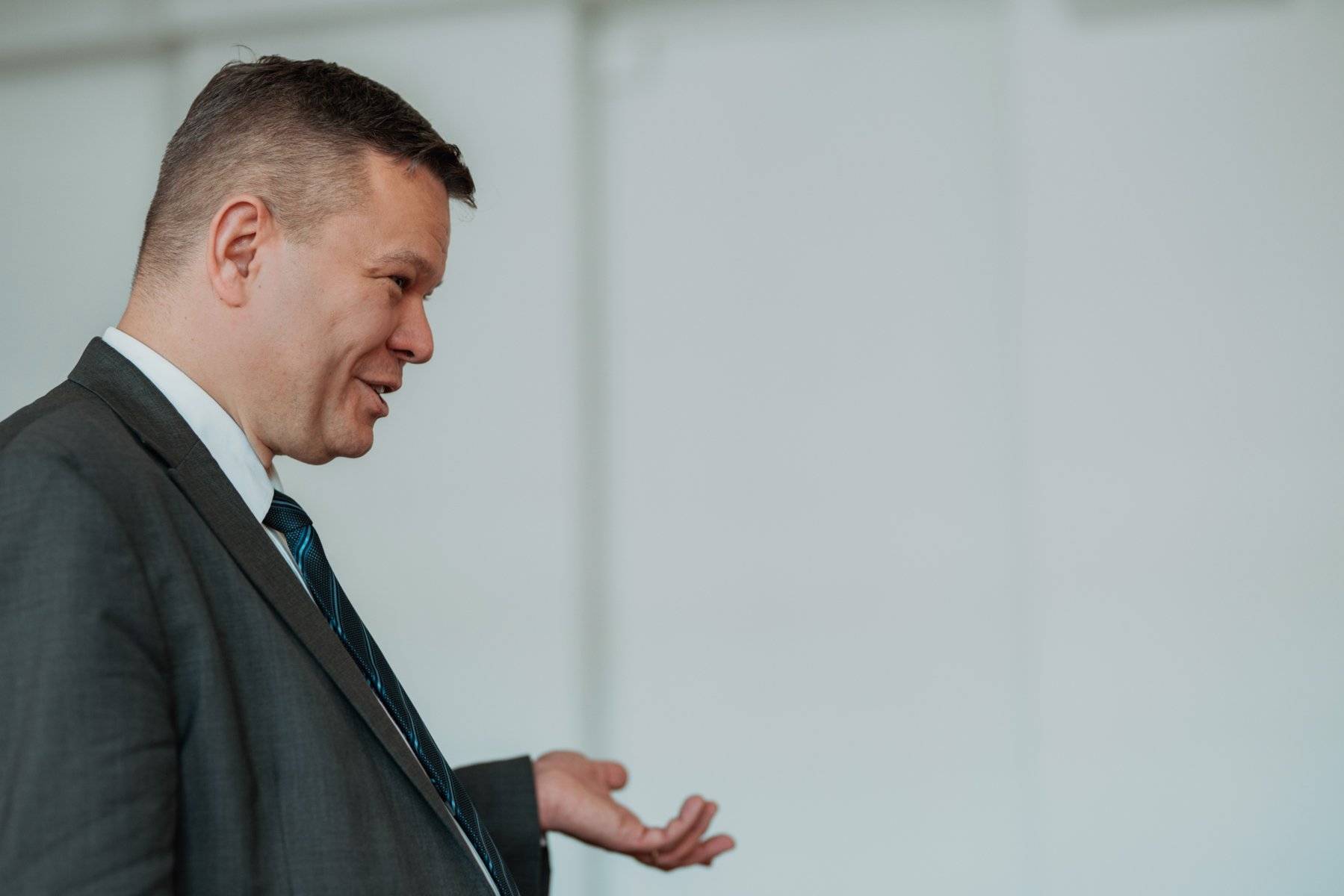 Prof. Rafał Wojciechowski podczas wykładu