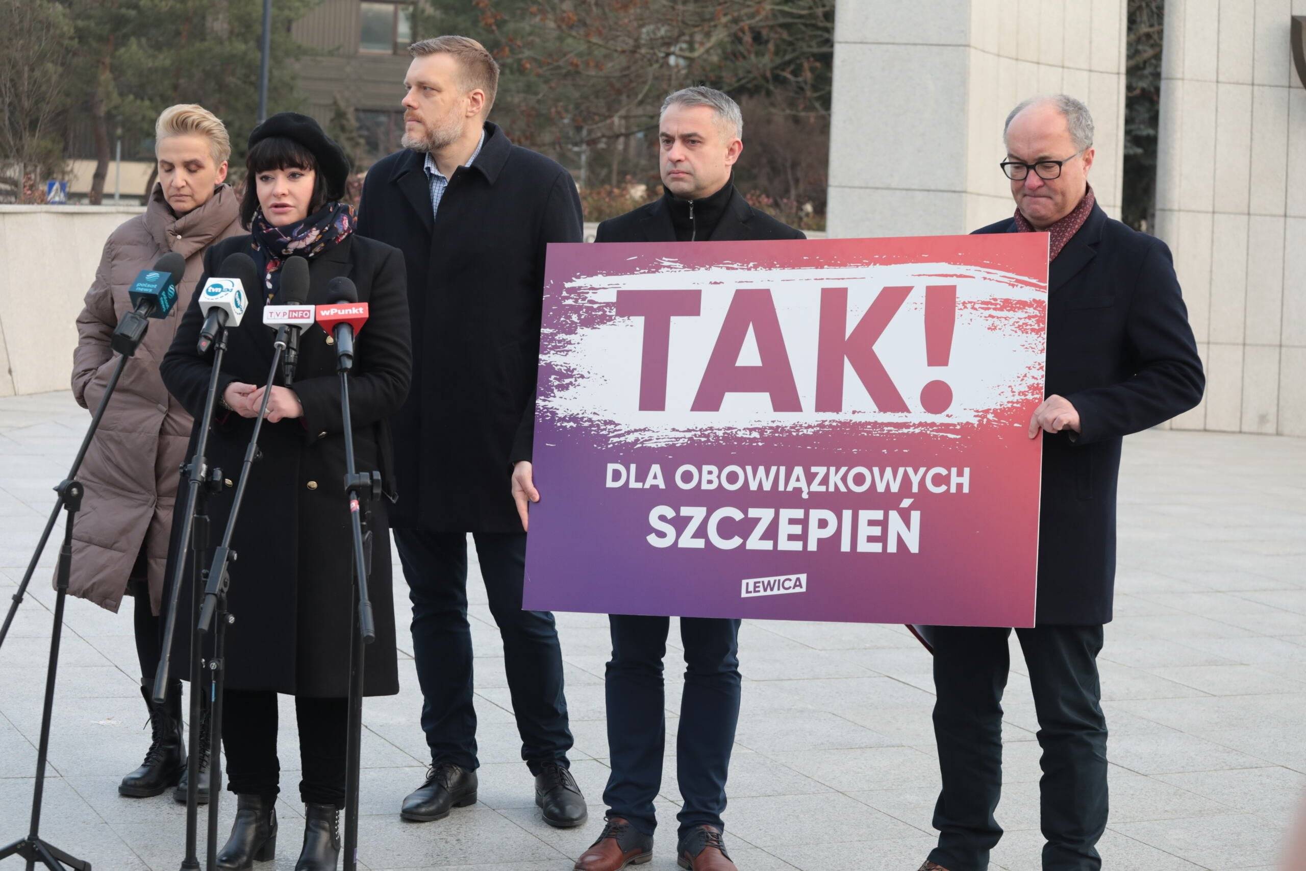 Posłowie Lewicy przed Sejmem ogłaszają zamiar złożenia projektu obowiązkowych szczepień