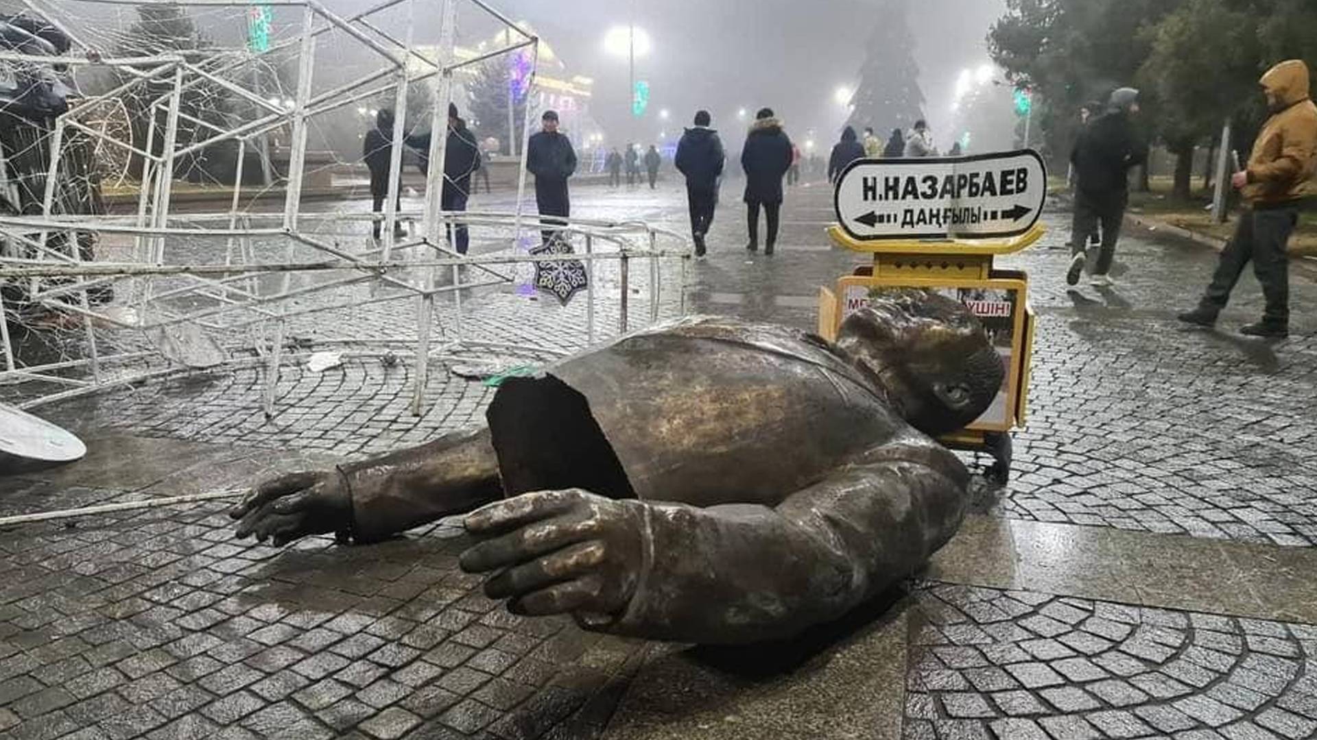 Kazachstan. Rozbity pomnik - popiersie Nazarbajewa - leży na ulicy
