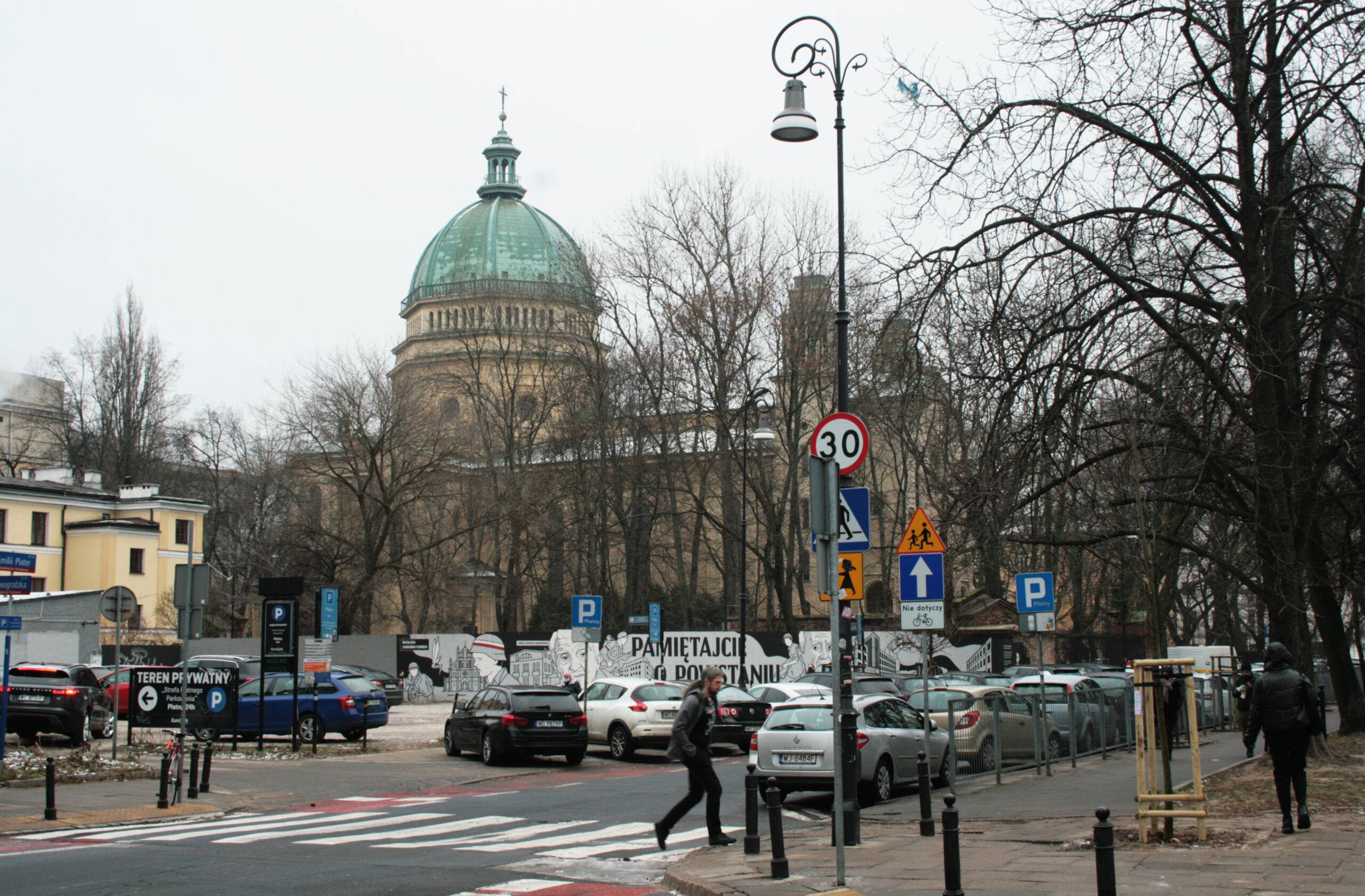 Widok na działki pod Nycz Tower i kościół św. św. Piotra i Pawła ze skrzyżowania Nowogrodzkiej i Emilii Plater.