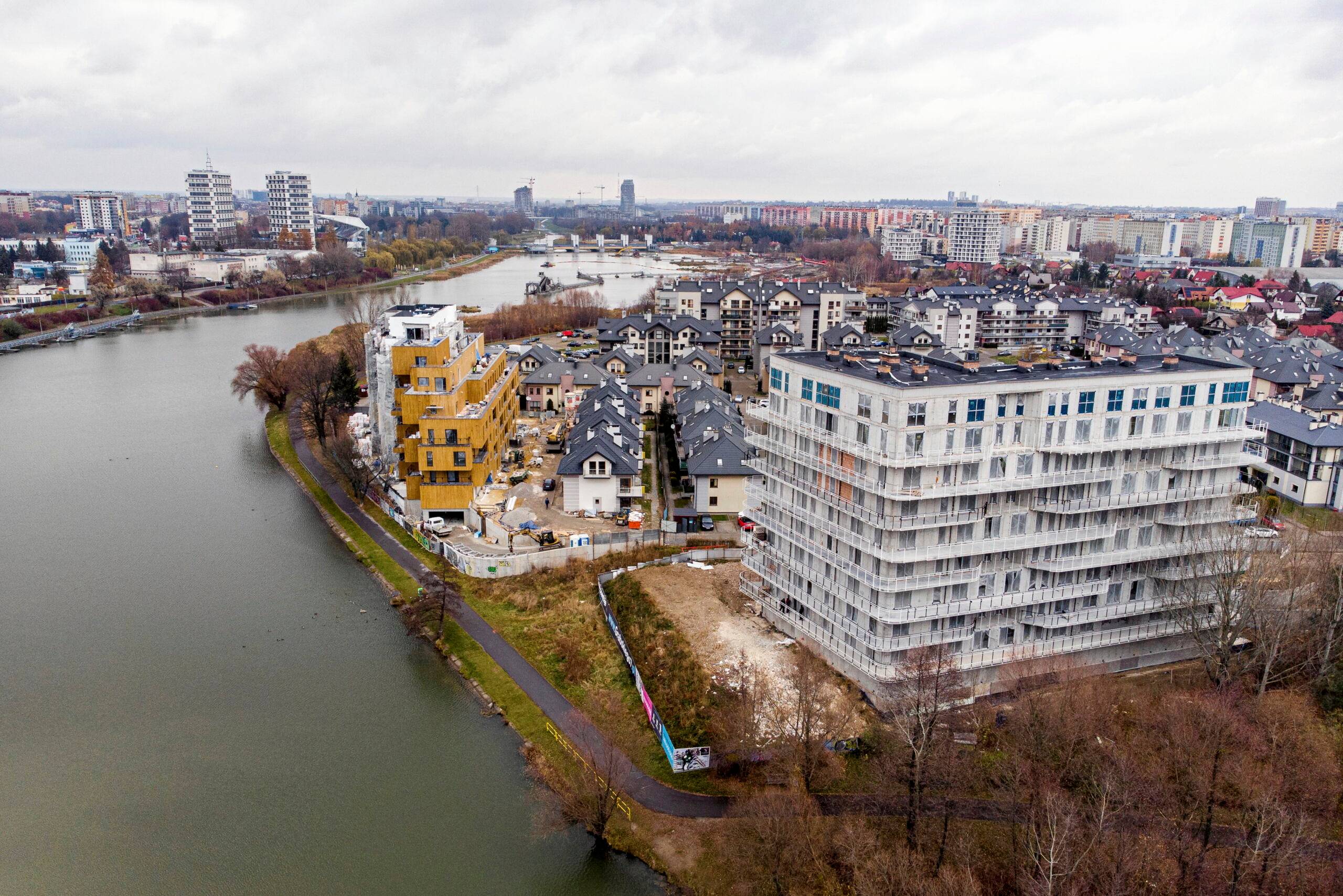 Widok na fragment Rzeszowa z nowymi budynkami nad zalewem na rzece Wisłok