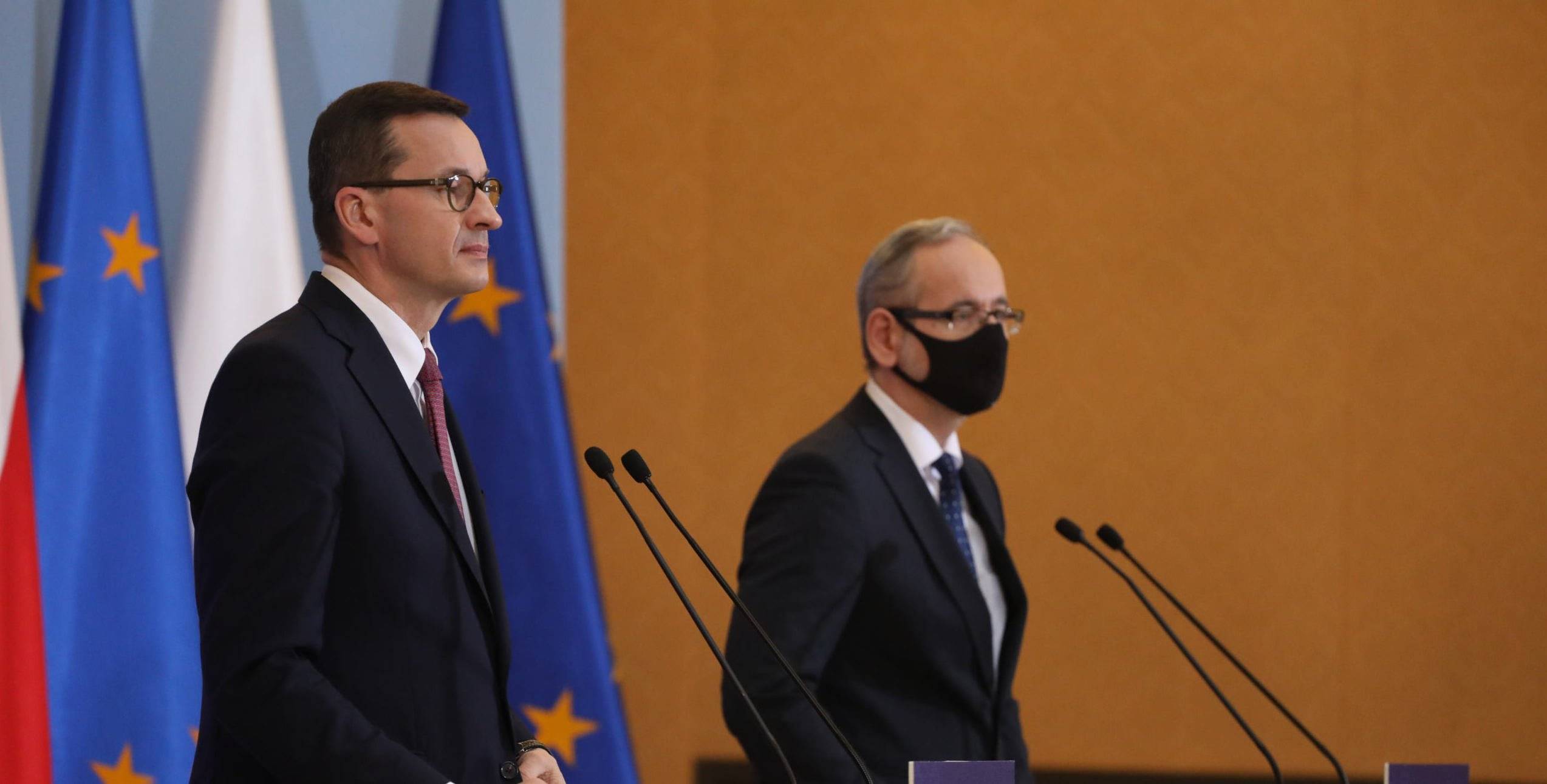 Morawiecki i Niedzielski stoją przed mikrofonami