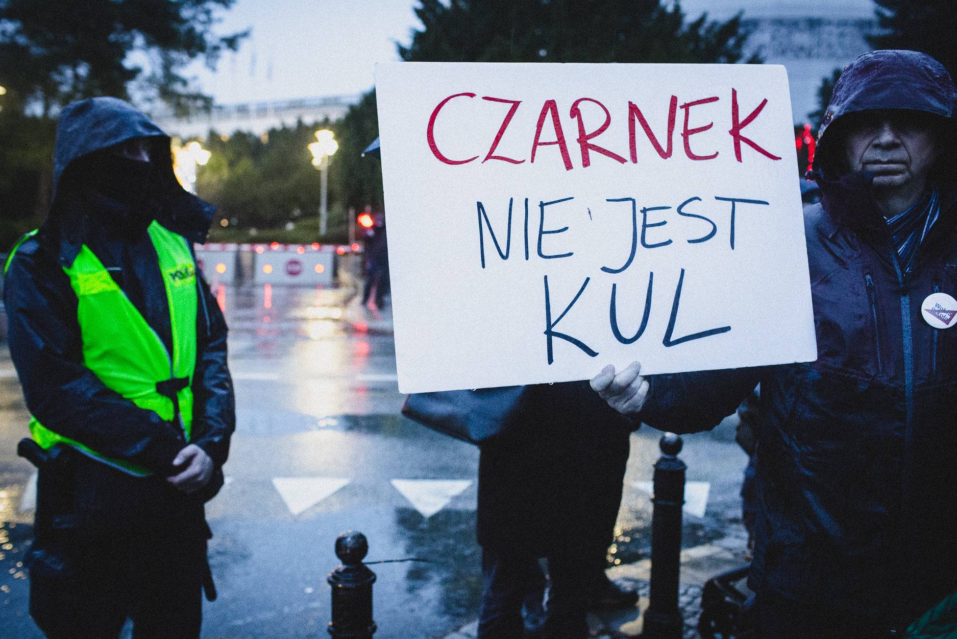 Demonstracja pod Sejme, Plakat z napisem "Czarnek nie jest KUL"