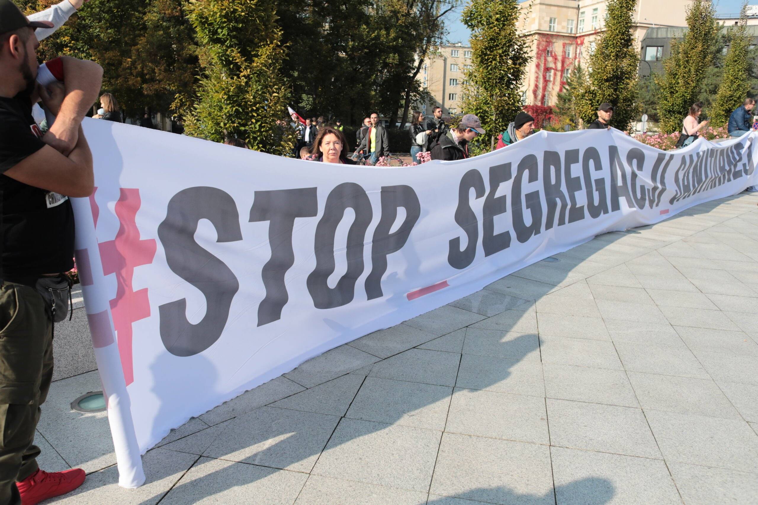 Pod Sejmem konfederaci trzymają baner "Stop segregacji sanitarnej"