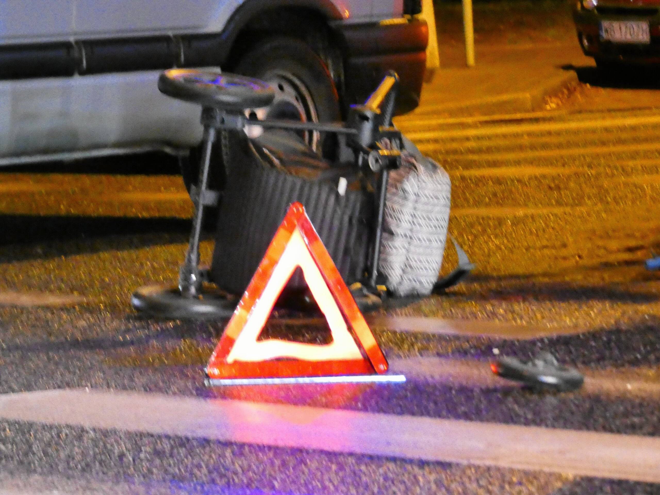 Alarmowy trójkąt w miejscu potrącenia kobiety z wózkiem na passach