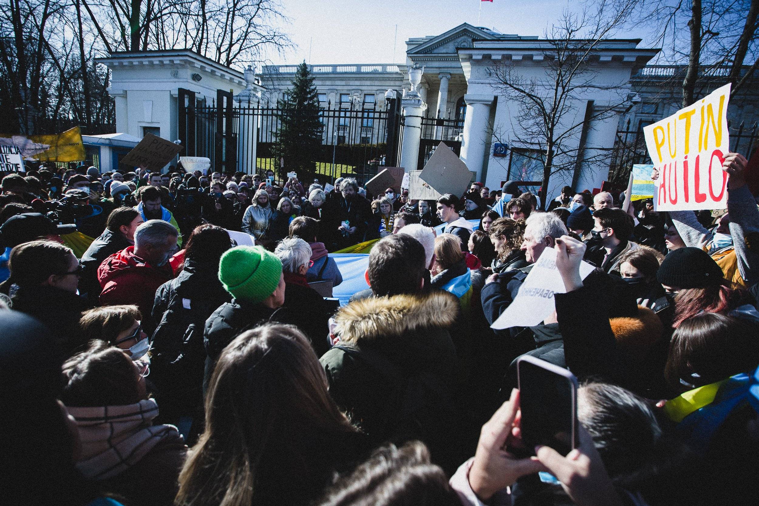 Tłum ludzi przed ambasadą rosyjską w Warszawie