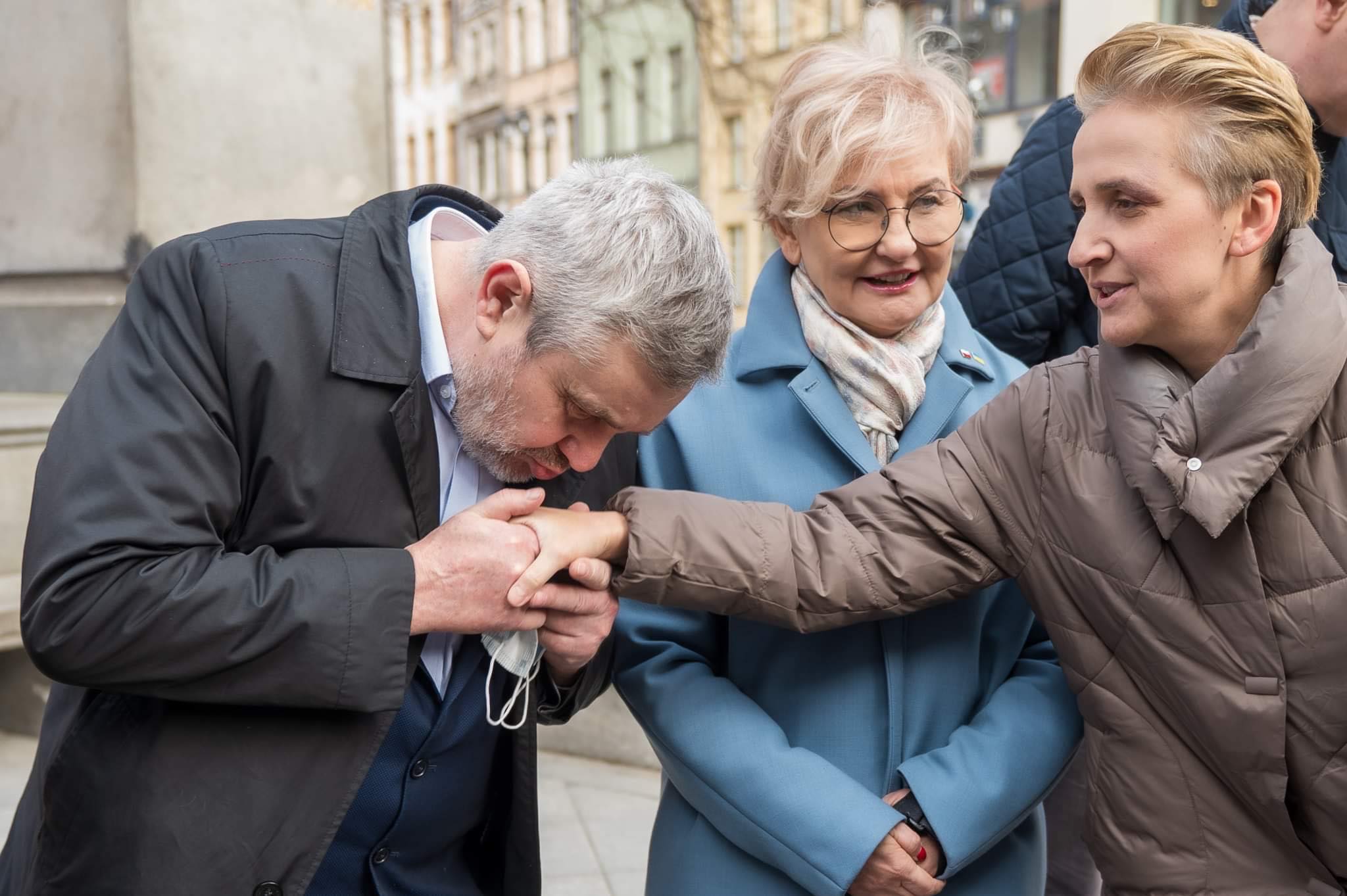 Jan Krzysztof Ardanowski z PiS całuje rękę Joanny Scheuring-Wielgus z Lewicy, w tle Iwona Michałek z Porozumienia, 26 lutego 2022, Toruń