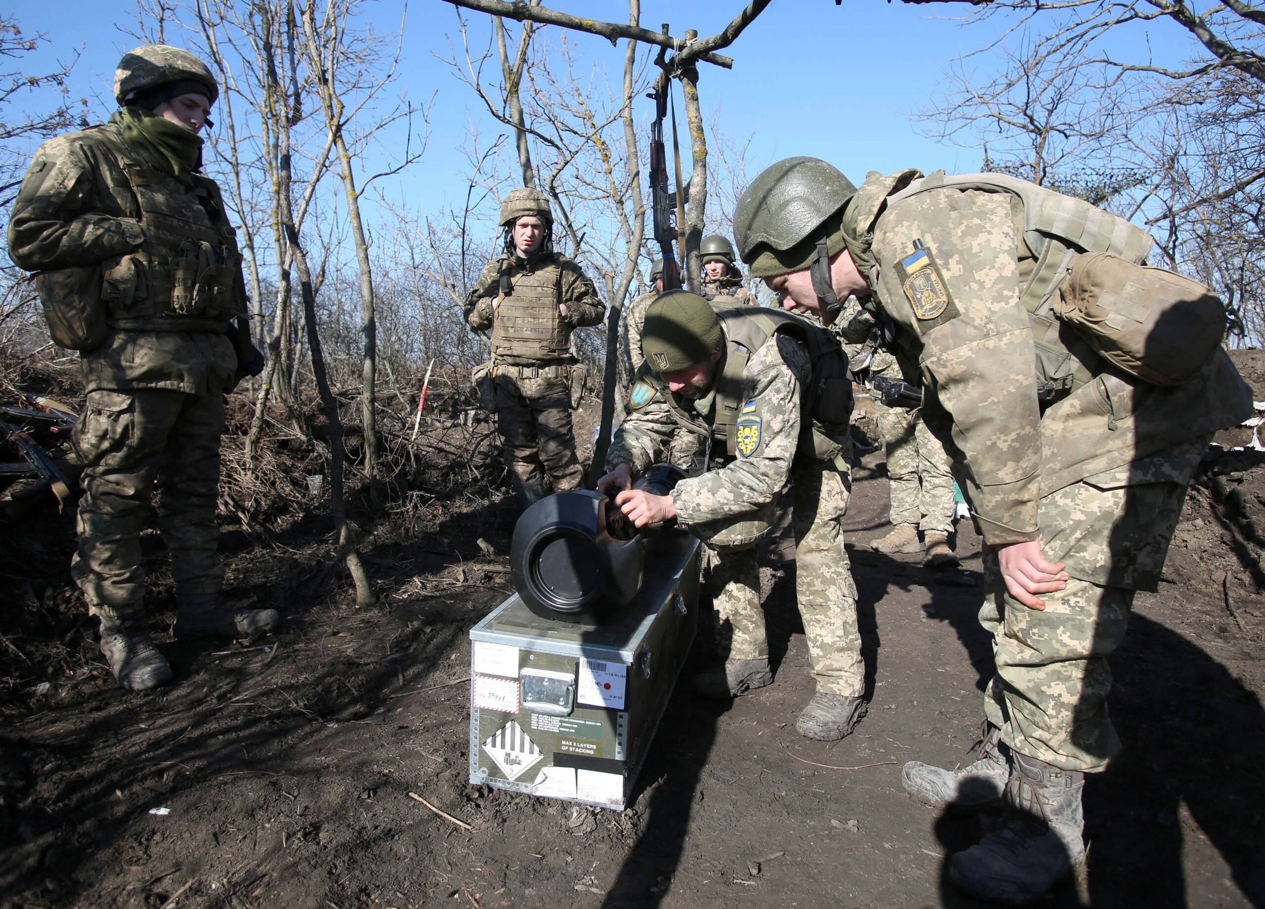 Servicemen of Ukrainian Military Forces on the front-line with Russia-backed separatists near Novognativka village, Donetsk region, examine a Swedish-British portable anti-tank guided missile NLAW that was transferred to the units as part of Britain's military-technical assistance, on February 21, 2022. (Photo by Anatolii STEPANOV / AFP)