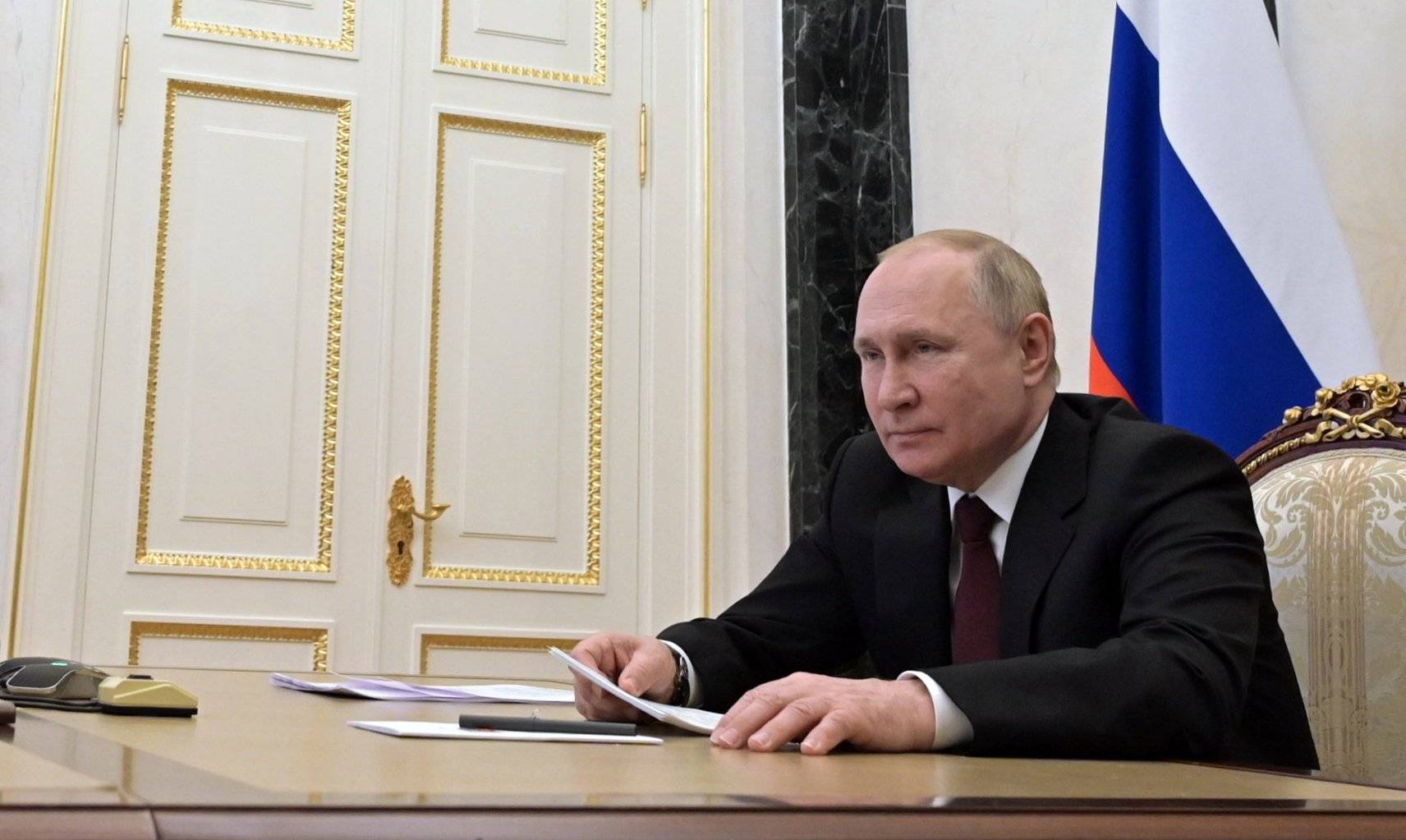 Władimir Putin w gabinecie na Kremlu