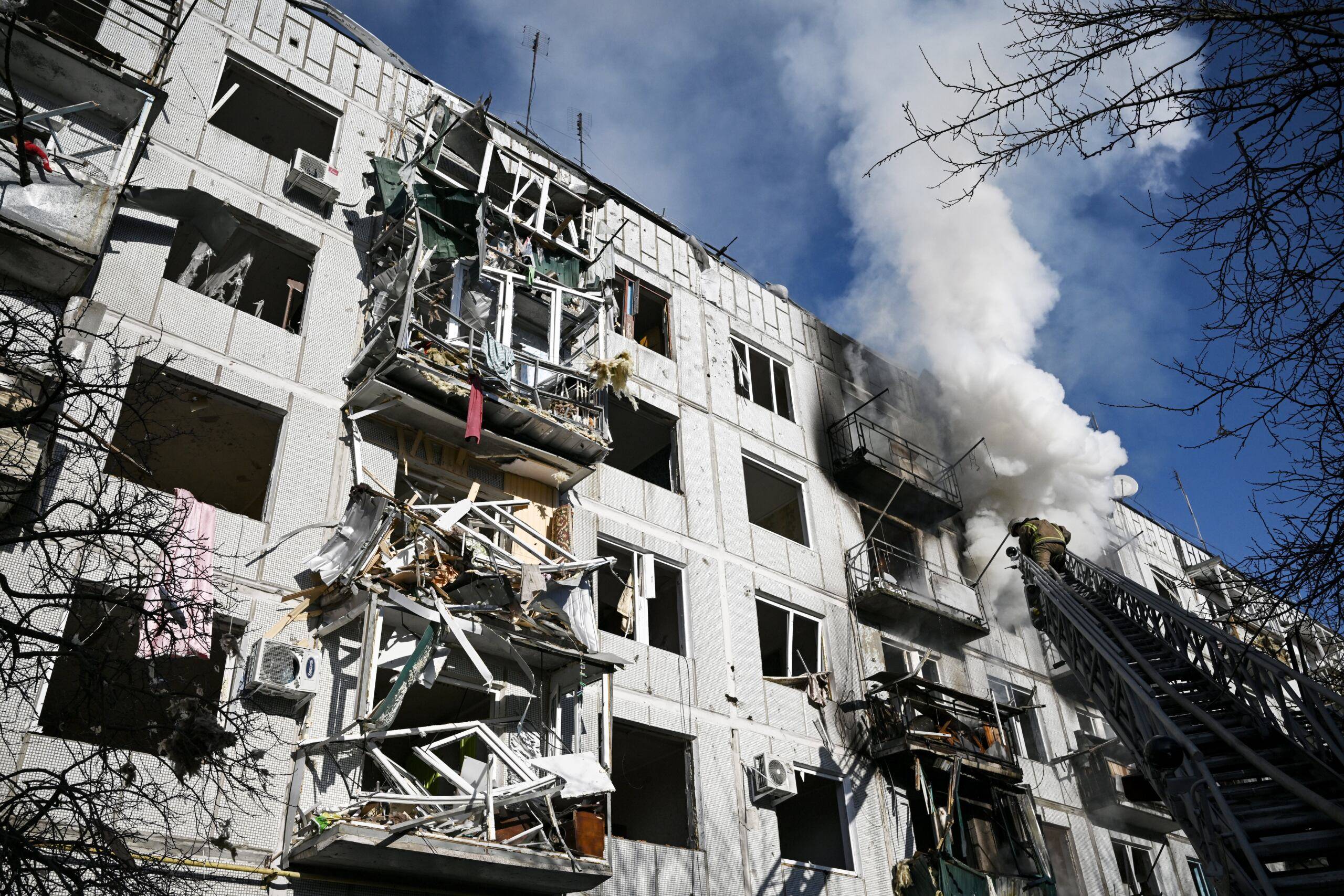płonący po ostrzale budynek w miejscowości Czuhujew koło Charkowa