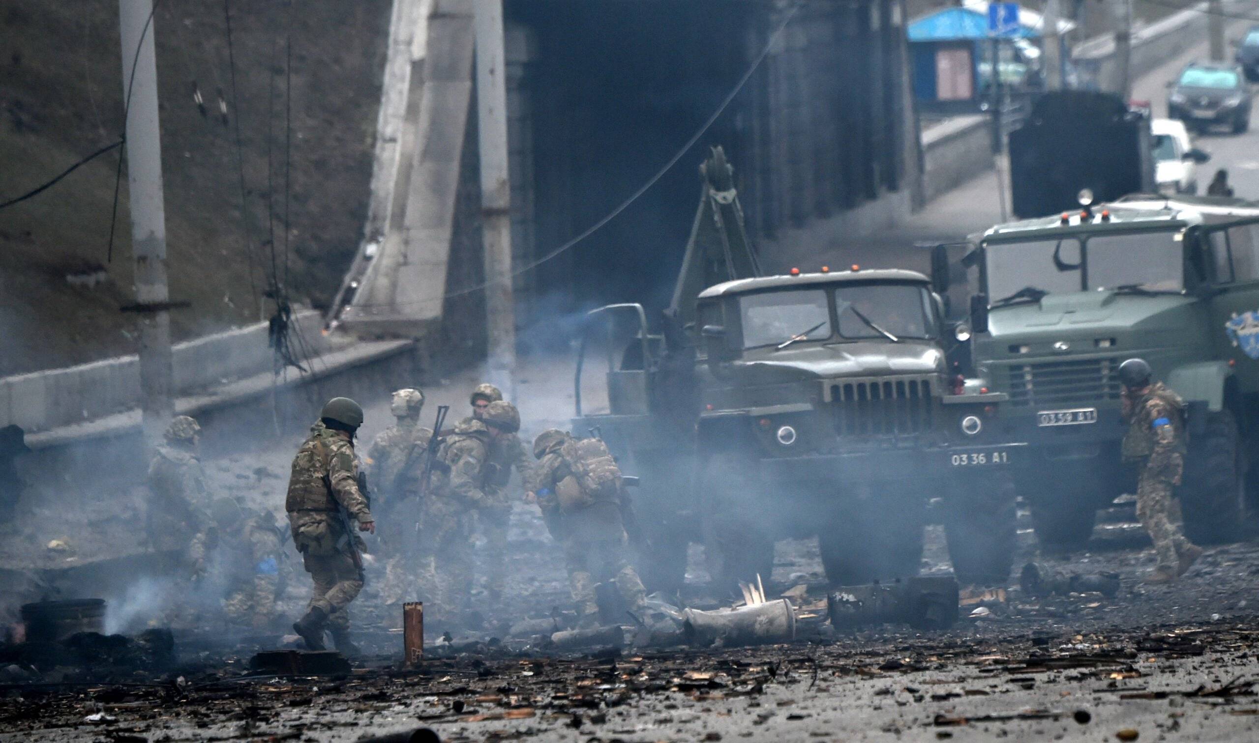 Żołnierze ukraińscy zbierają niewybuchy po walce z rosyjskim oddziałem szturmowym w Kijowie