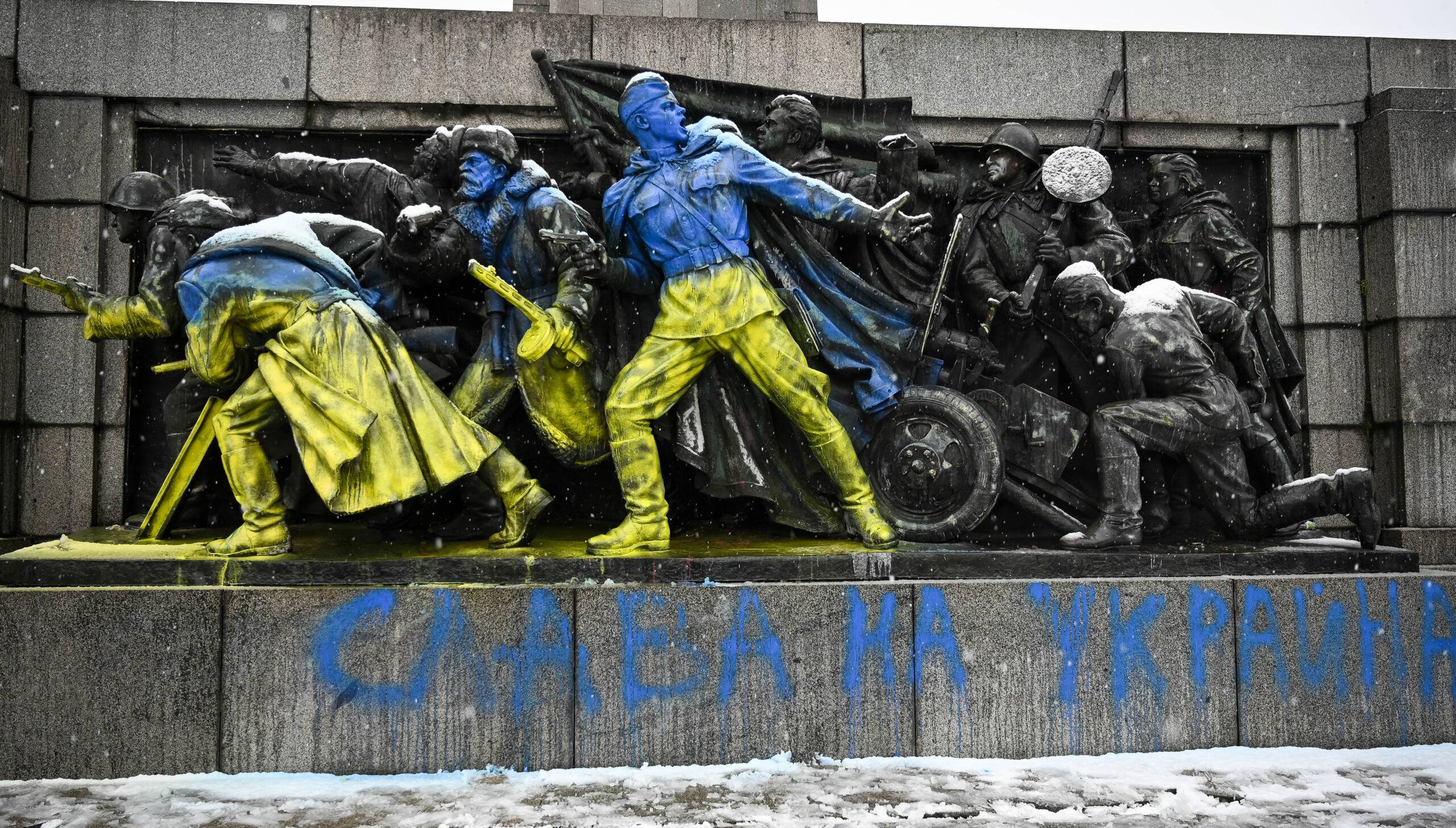 Pomnik sowieckich żołnierzy przemalowany w kolorach Ukrainy (niebieskim i żółtym)