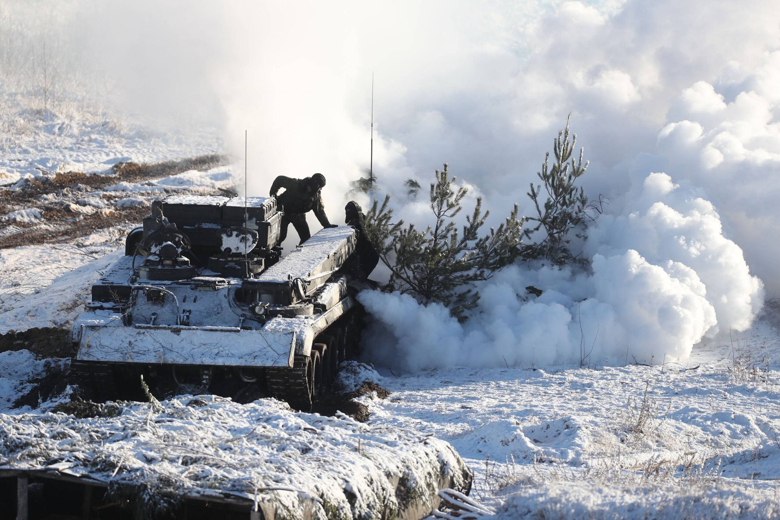 Rosyjski czołg w śniegu podczas manewrów w Białorusi