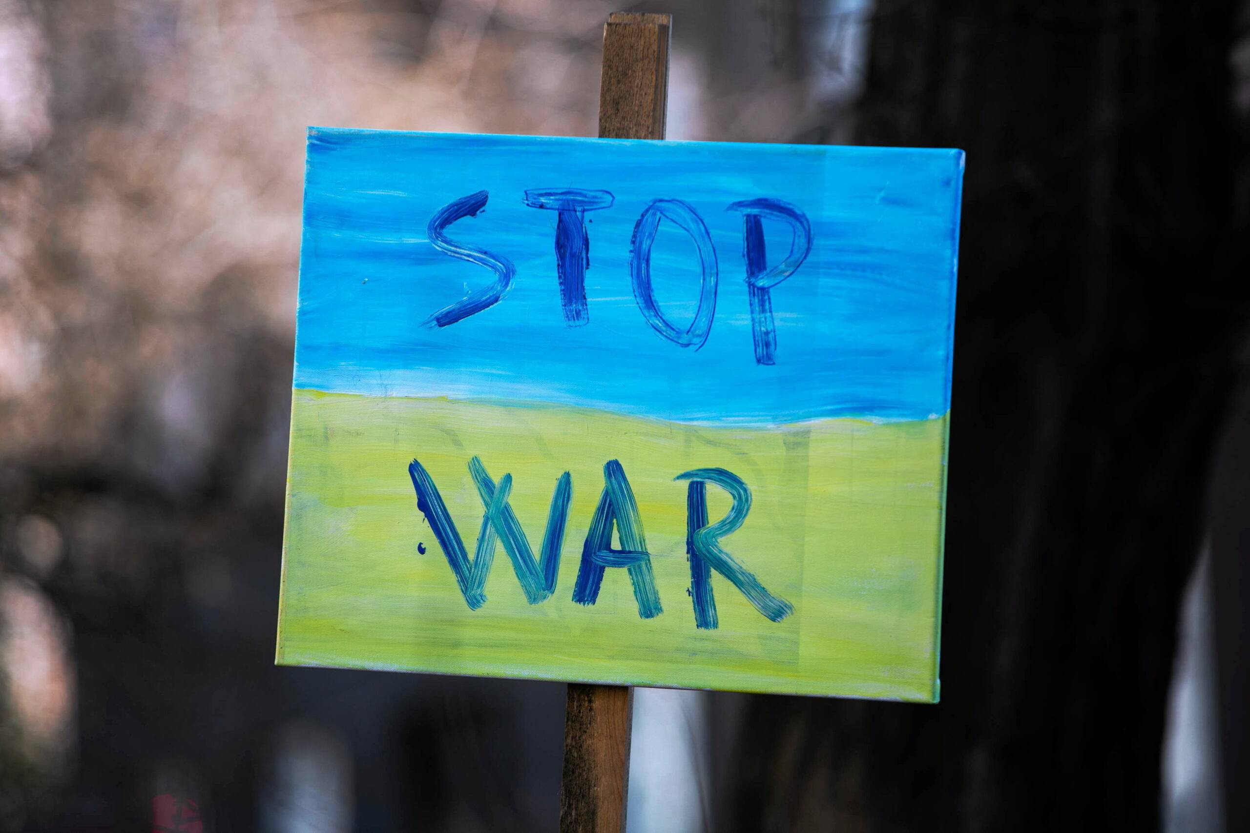 Protest przeciwko rosyjskiej inwazji na Ukraine, plakat z napisem "Stop War"