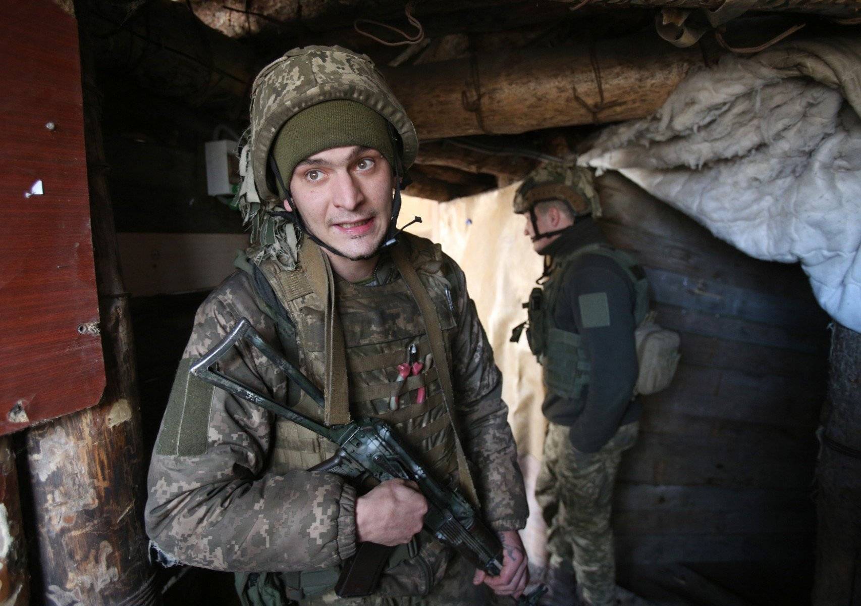 Żołnierz ukraiński w hełmie z bronią długą w schronie
