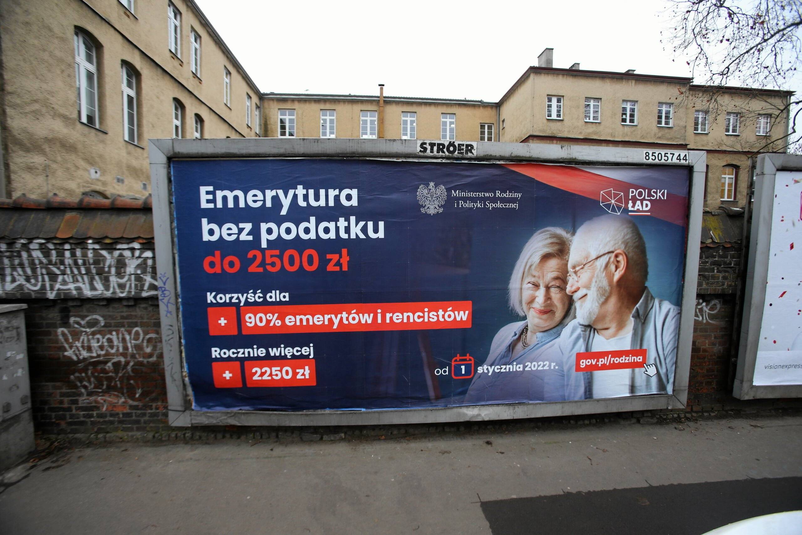 Wielka reklama na ulicy z hasłem Emerytura bez podatku