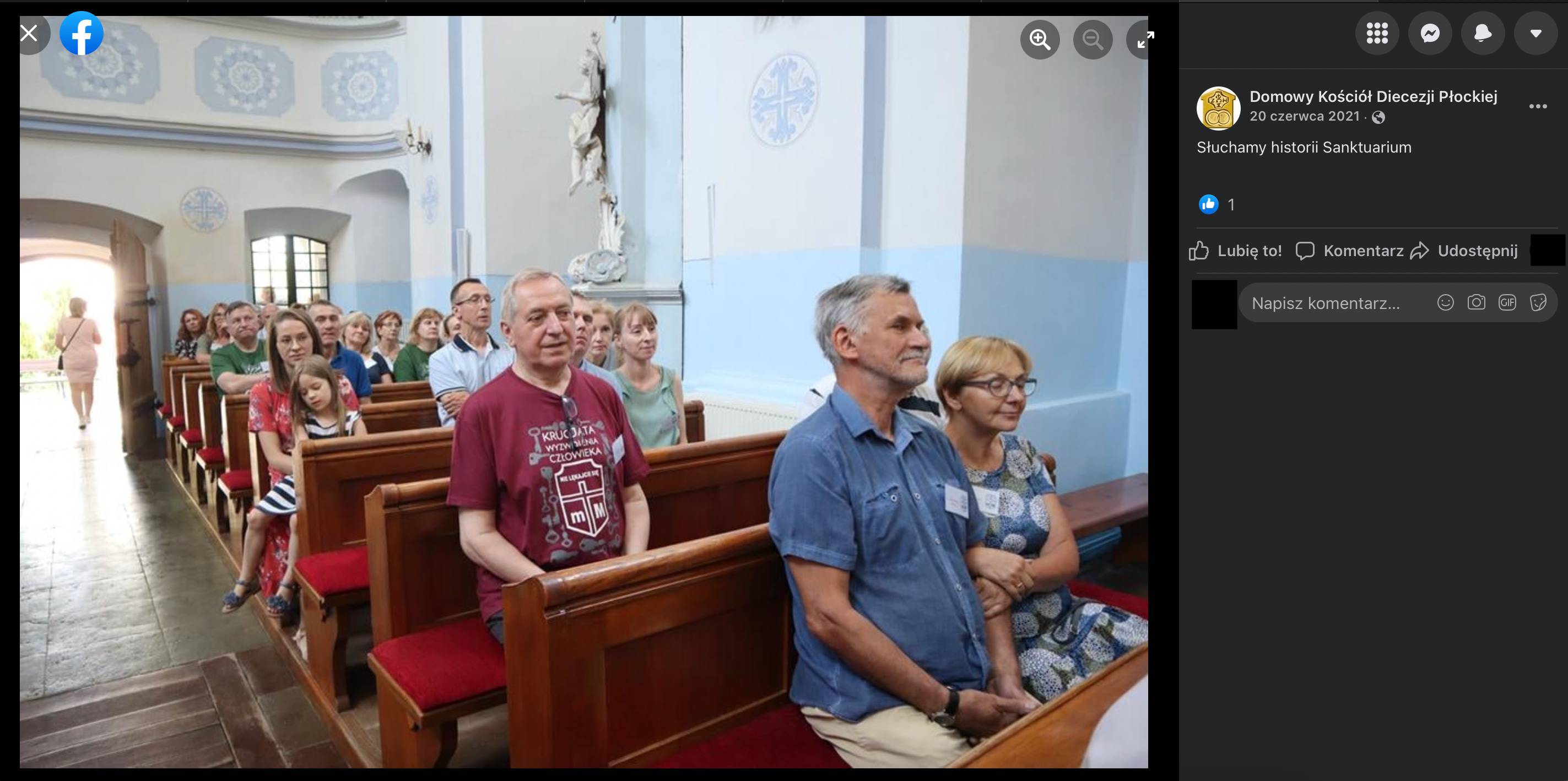 Henryk Kowalczyk siedzi w kościelnej ławie w koszulce Krucjaty Wyzwolenia Człowieka